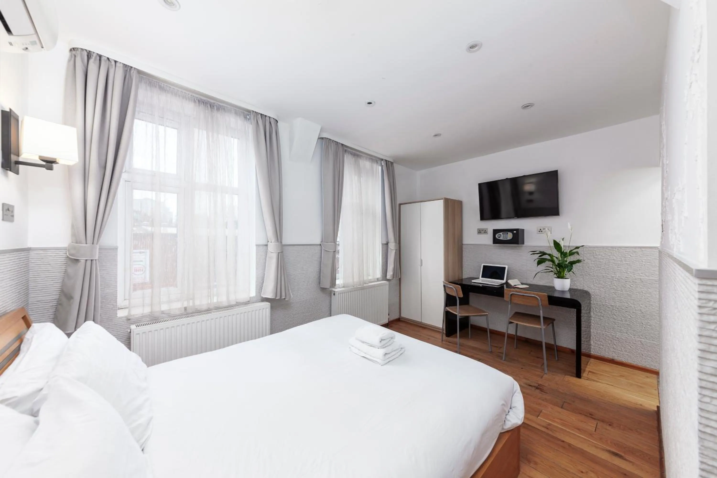 Photo of the whole room, Bed in Argyle Apart Hotel