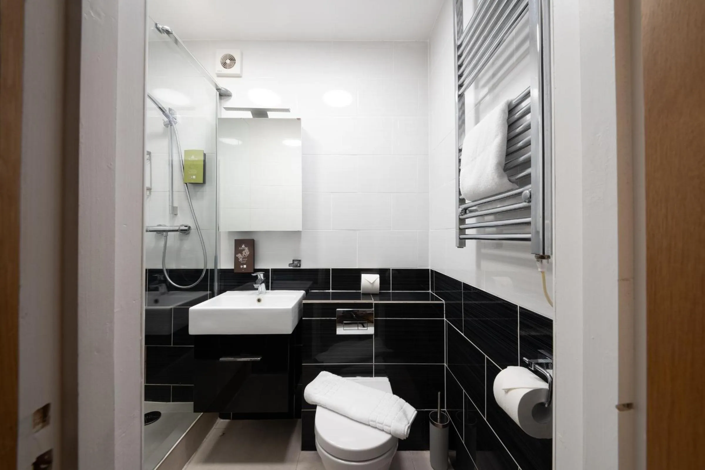 Bathroom in Argyle Apart Hotel