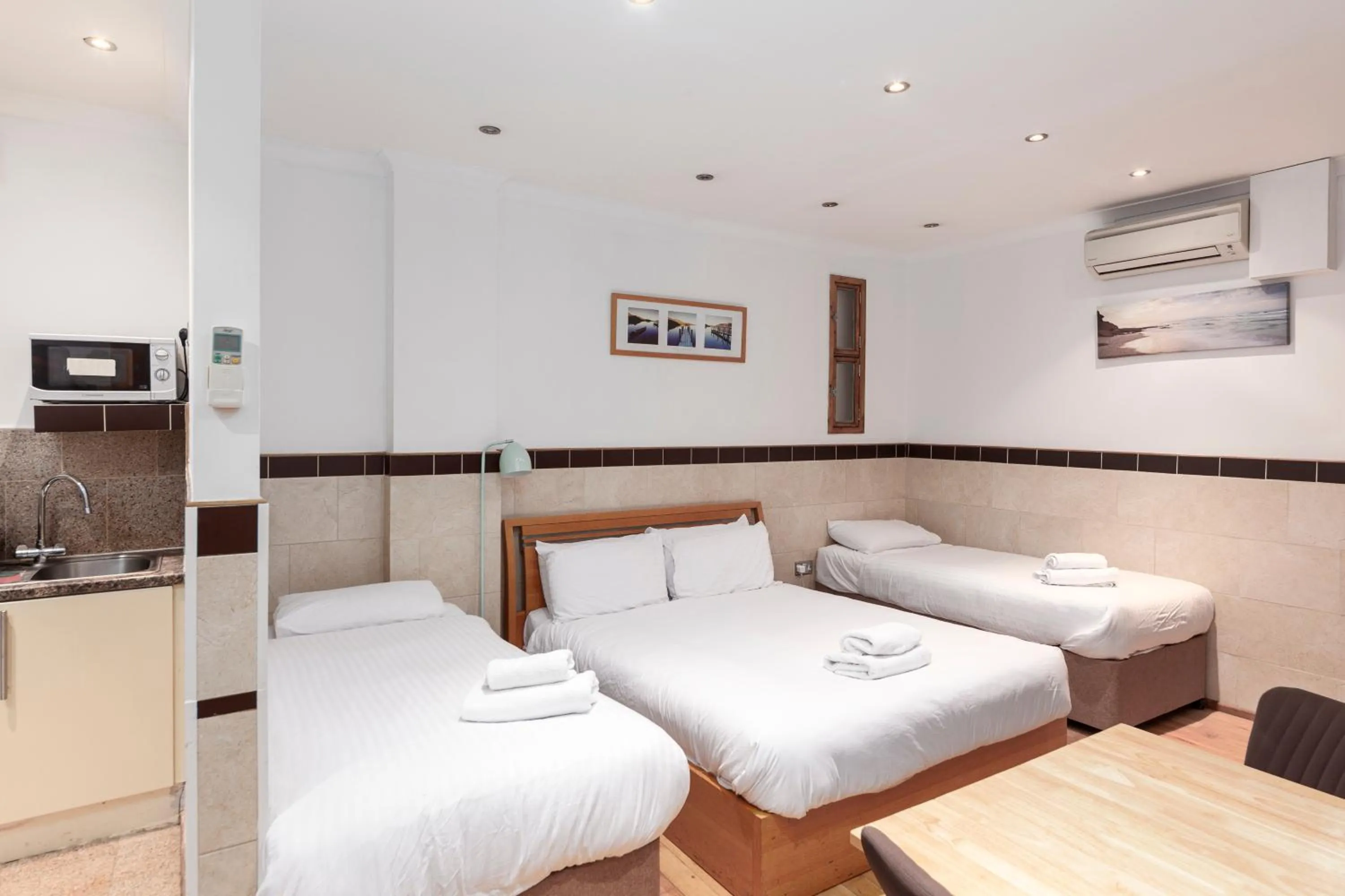 Bed in Argyle Apart Hotel