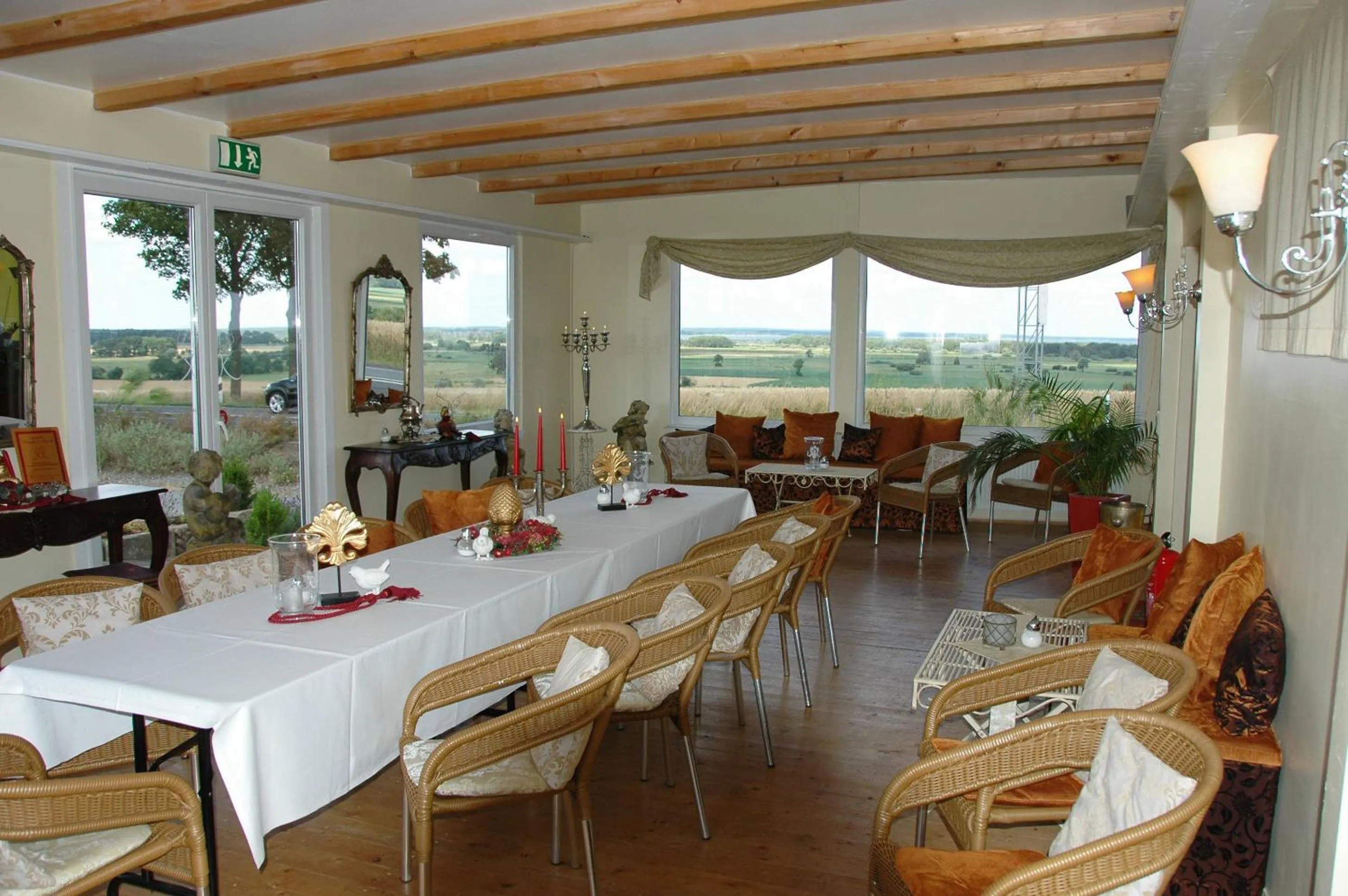 Restaurant/places to eat in Landsitz Kapellenhöhe, Hotel Garni