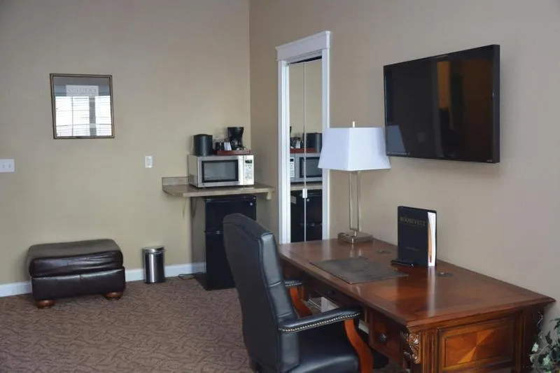 Roosevelt Inn & Suites