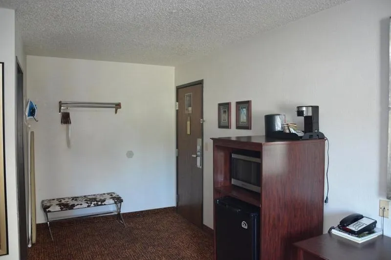 Roosevelt Inn & Suites