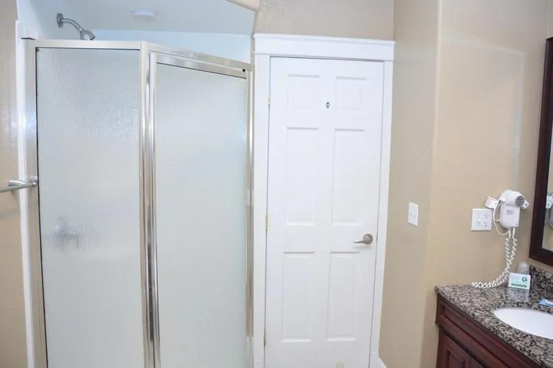 Roosevelt Inn & Suites