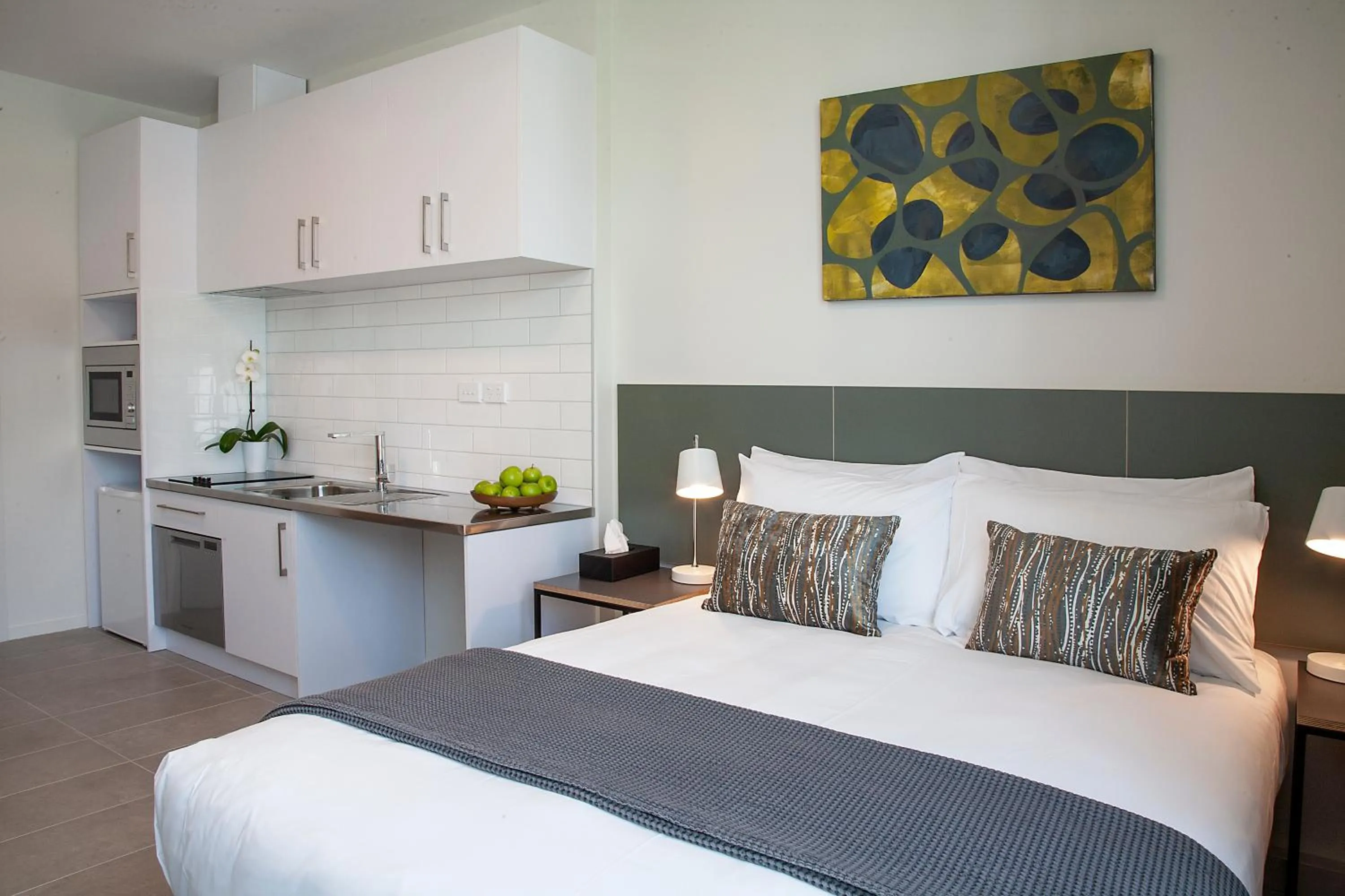 Kitchen or kitchenette, Bed in Sojourn Apartment Hotel - Riddiford