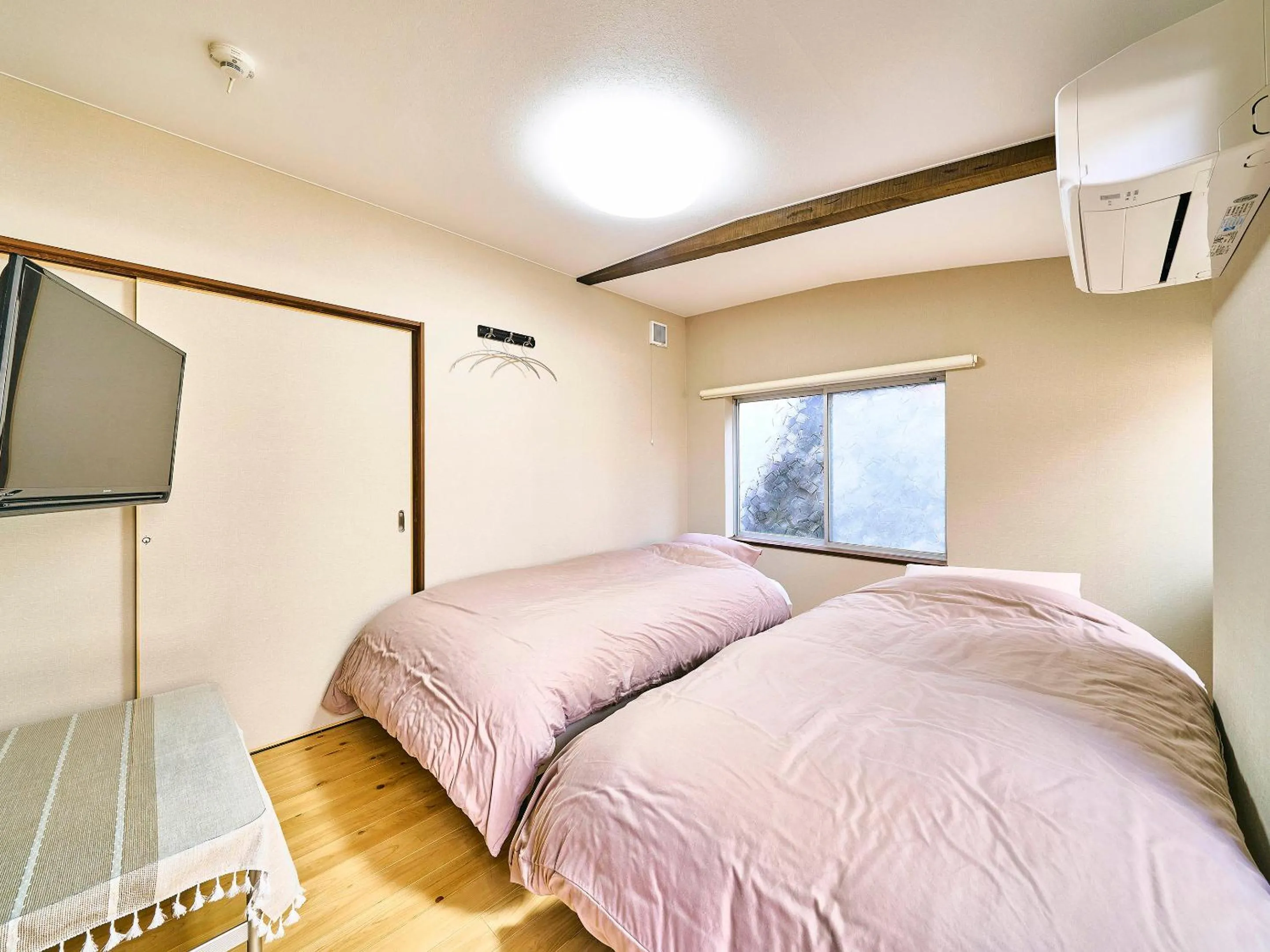 Photo of the whole room, Bed in Kokoyui Guesthouse Shingu