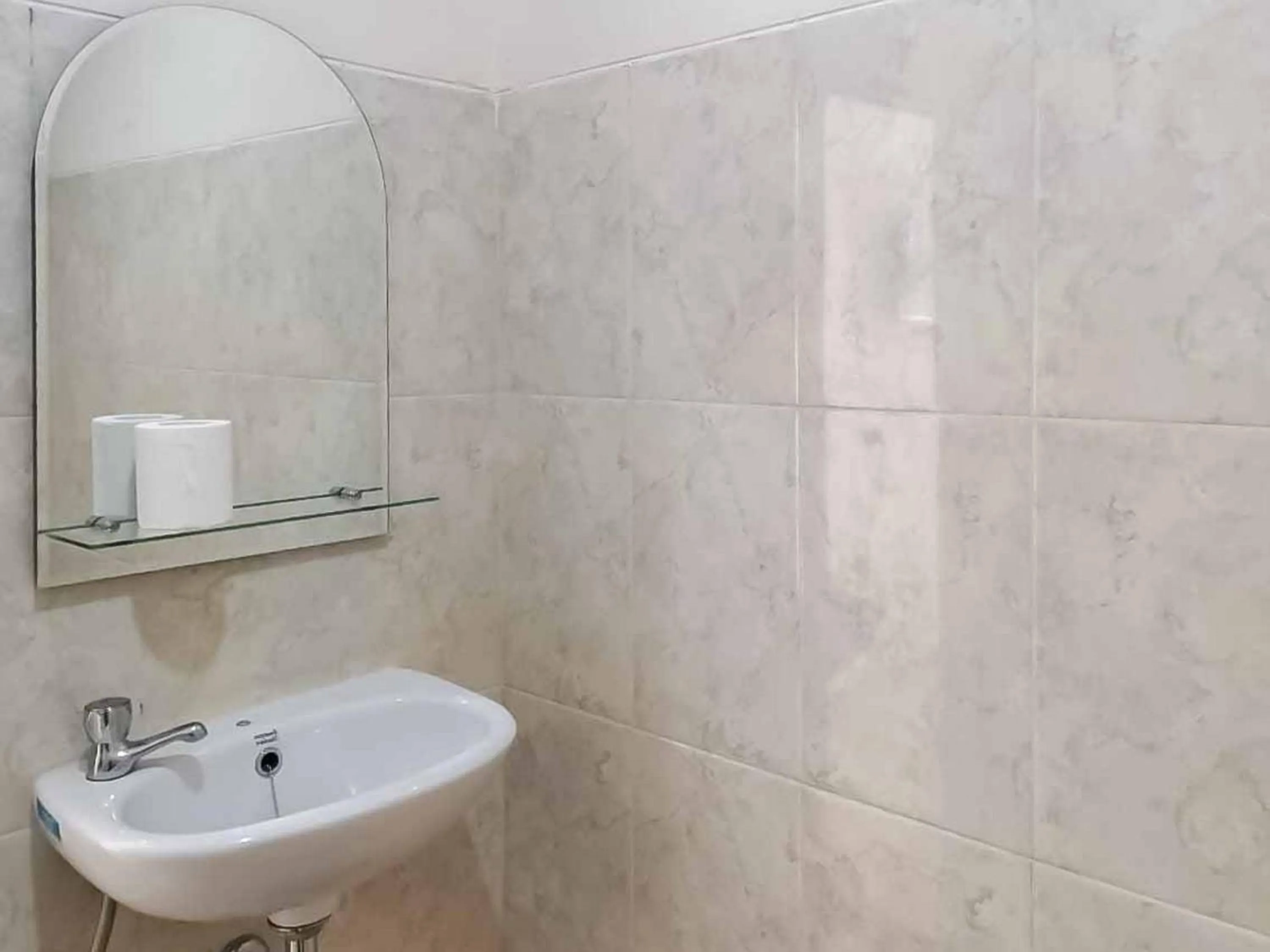 Bathroom in Wisma Talenta Mitra RedDoorz