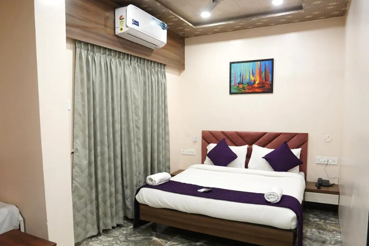 Bed in Igatpuri Hills Retreat