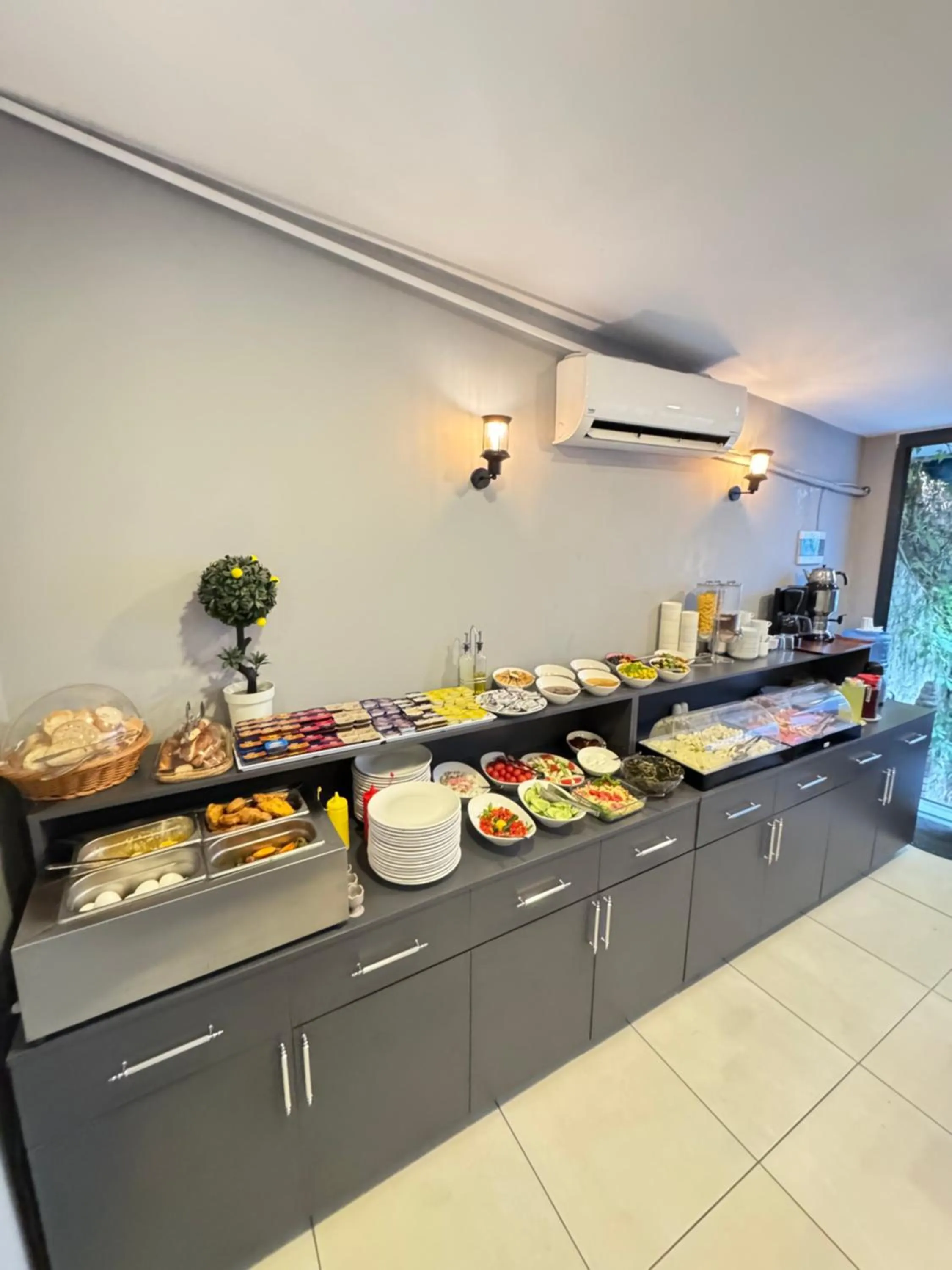 Kitchen or kitchenette in Castillo Rojo Hotel Istanbul