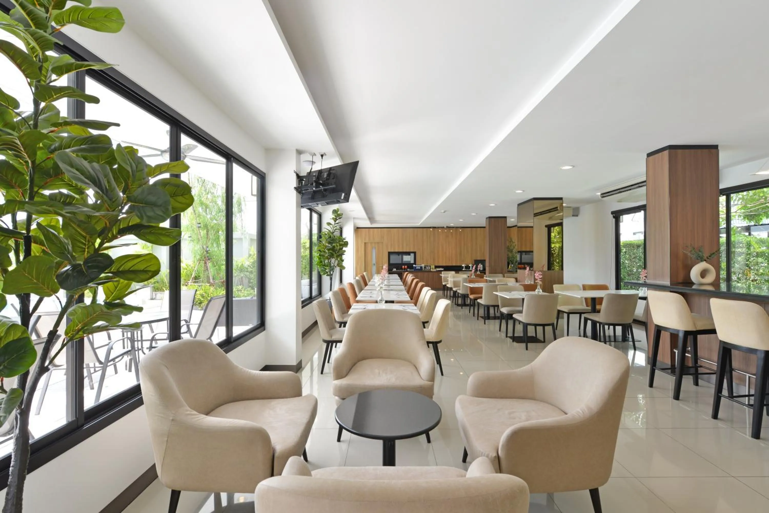 Restaurant/places to eat in Gate43 Airport Hotel