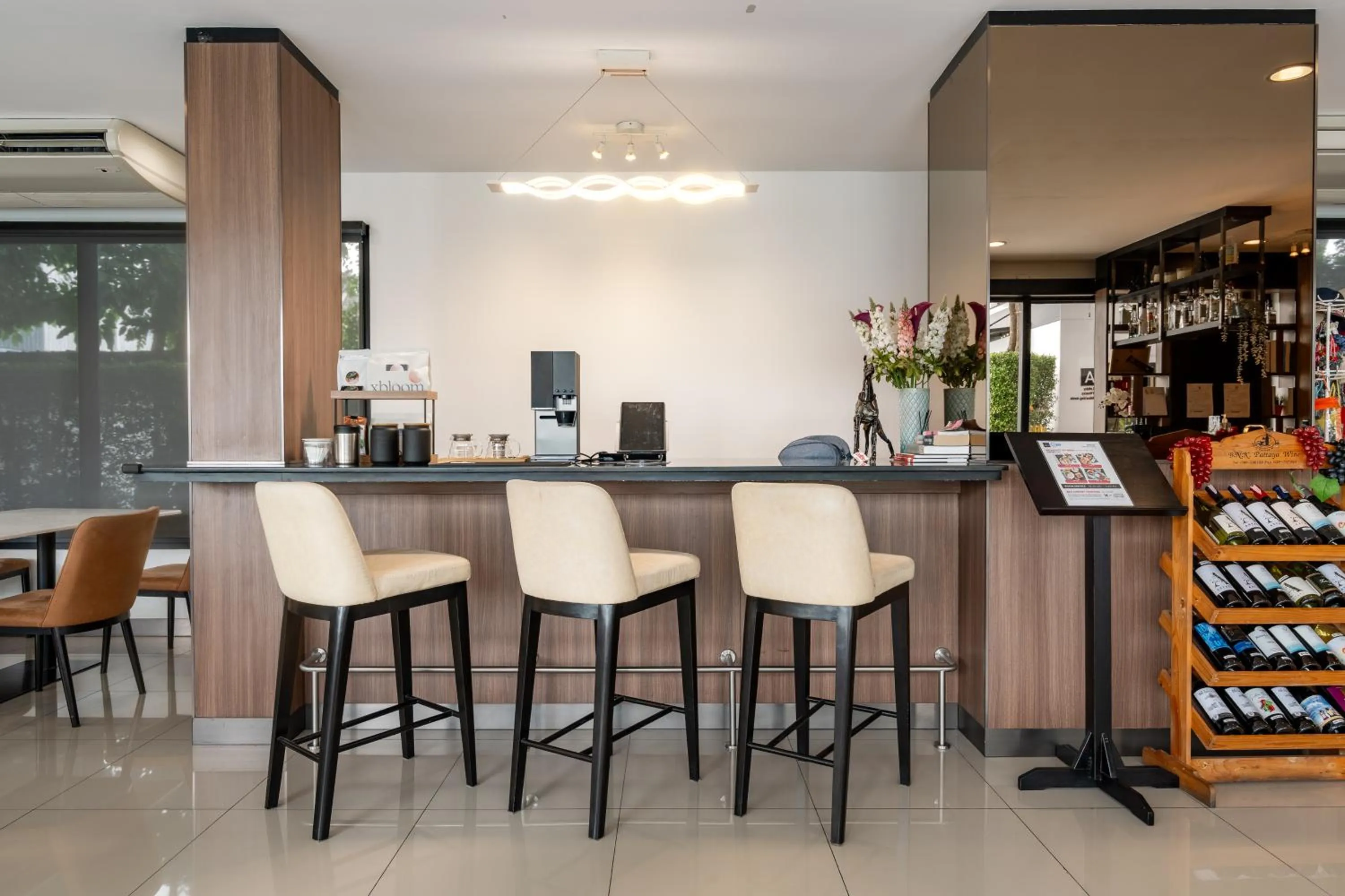 Lounge or bar in Gate43 Airport Hotel