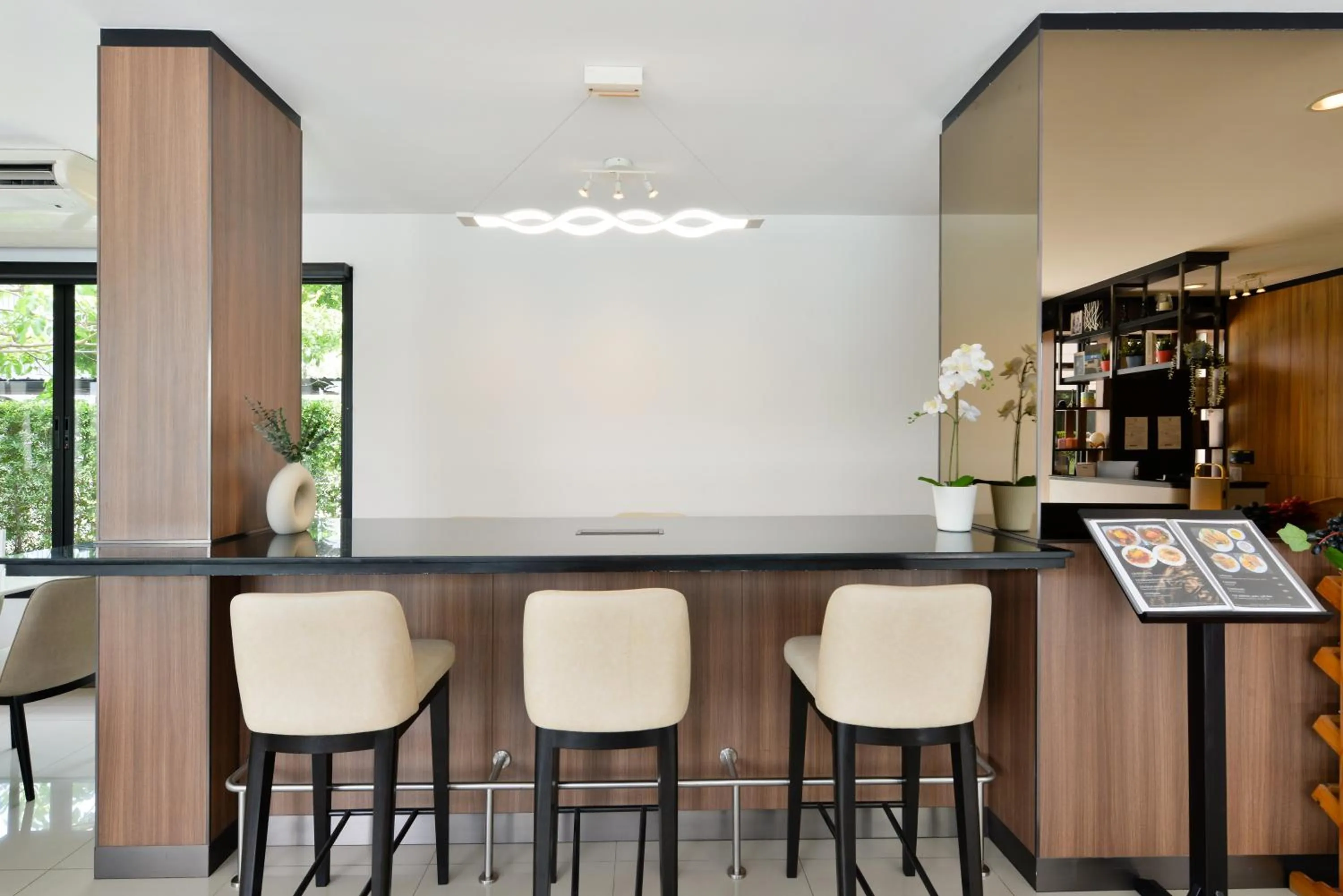 Restaurant/places to eat in Gate43 Airport Hotel