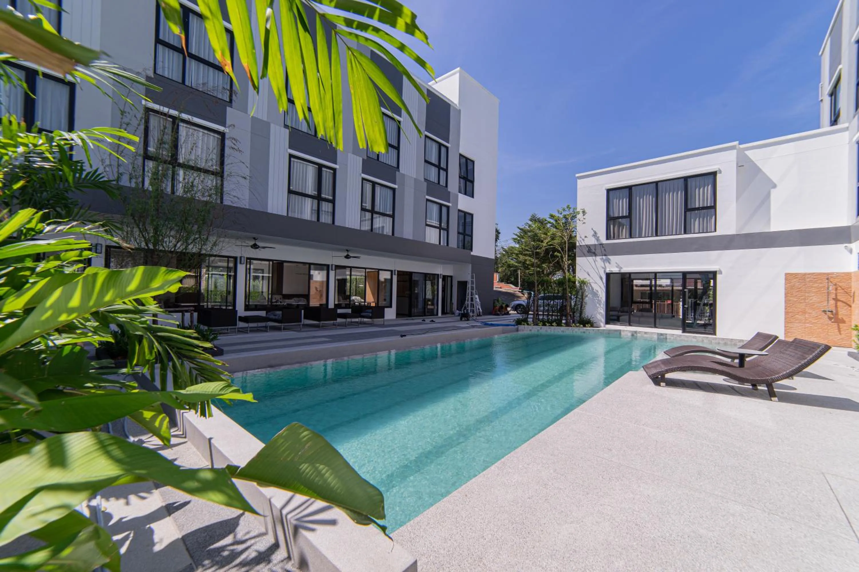 Swimming pool in Gate43 Airport Hotel