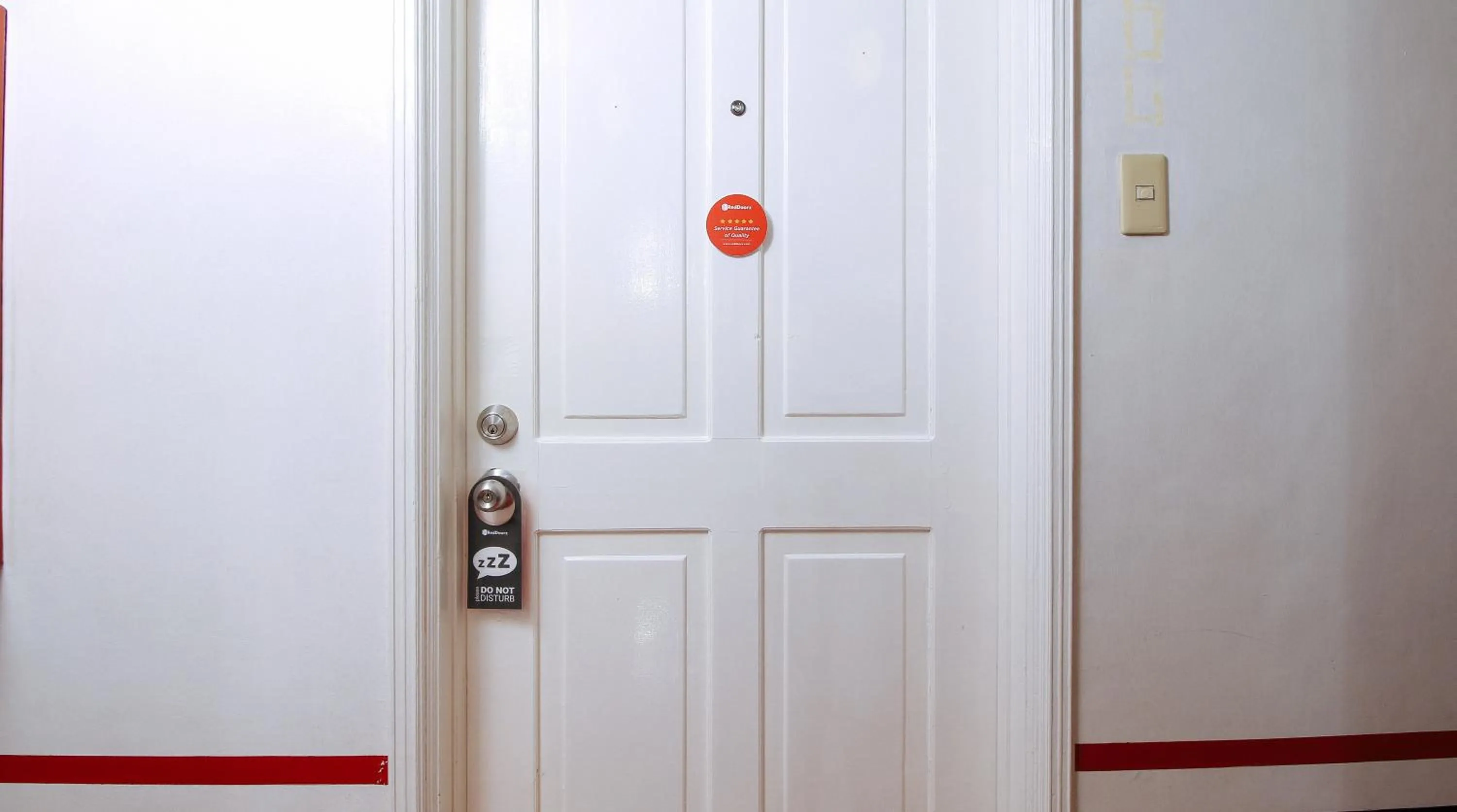 Logo/Certificate/Sign in RedDoorz at The Providence Tower