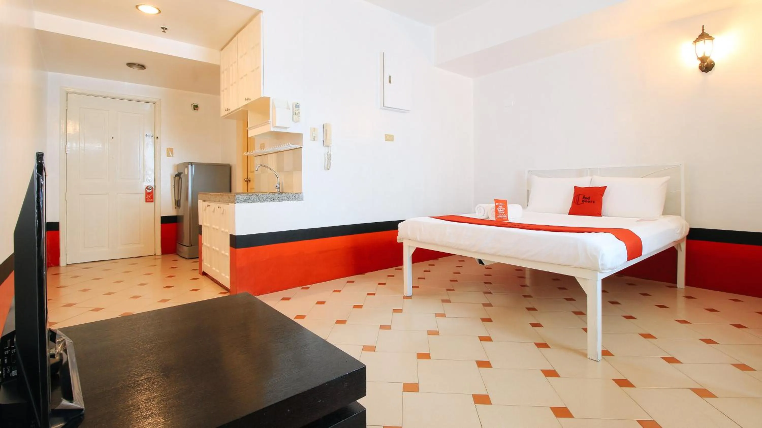 Photo of the whole room, Bed in RedDoorz at The Providence Tower