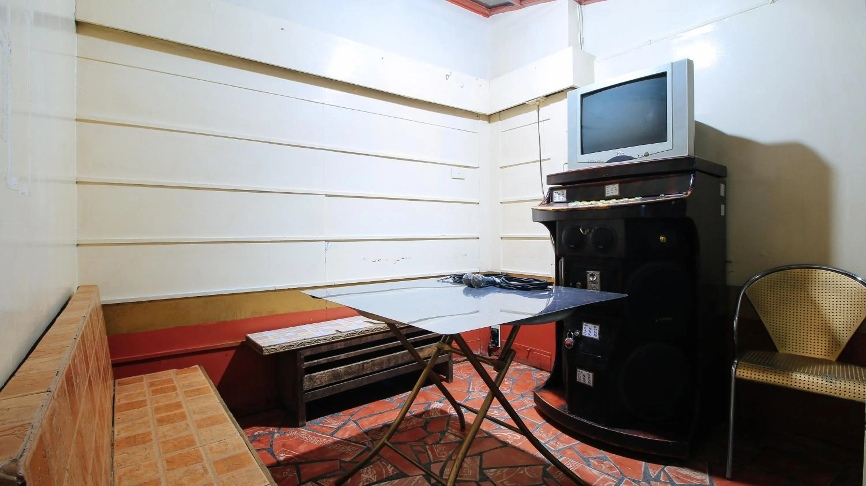 Communal lounge/ TV room in RedDoorz at The Providence Tower