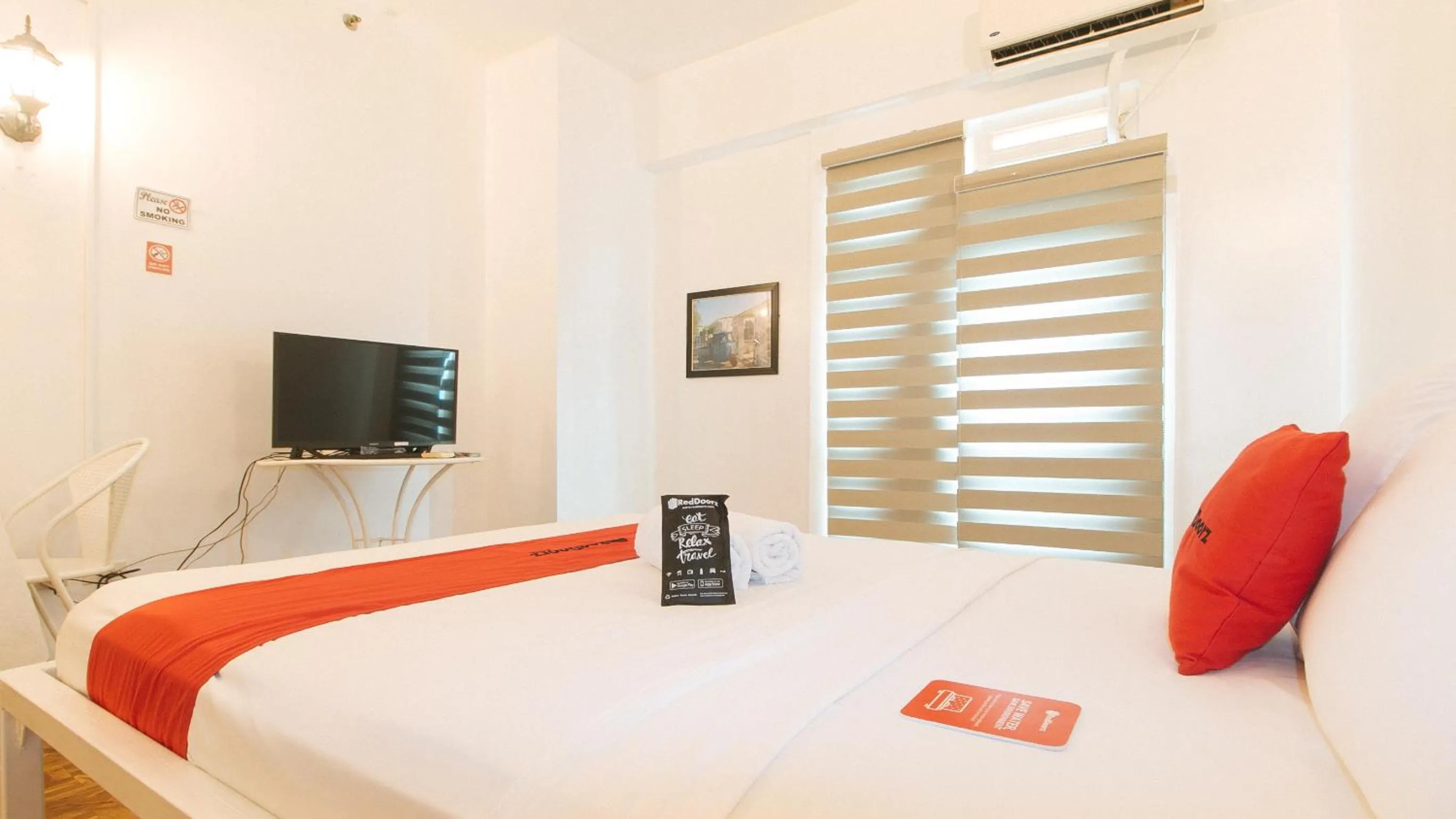 TV and multimedia, Bed in RedDoorz at The Providence Tower