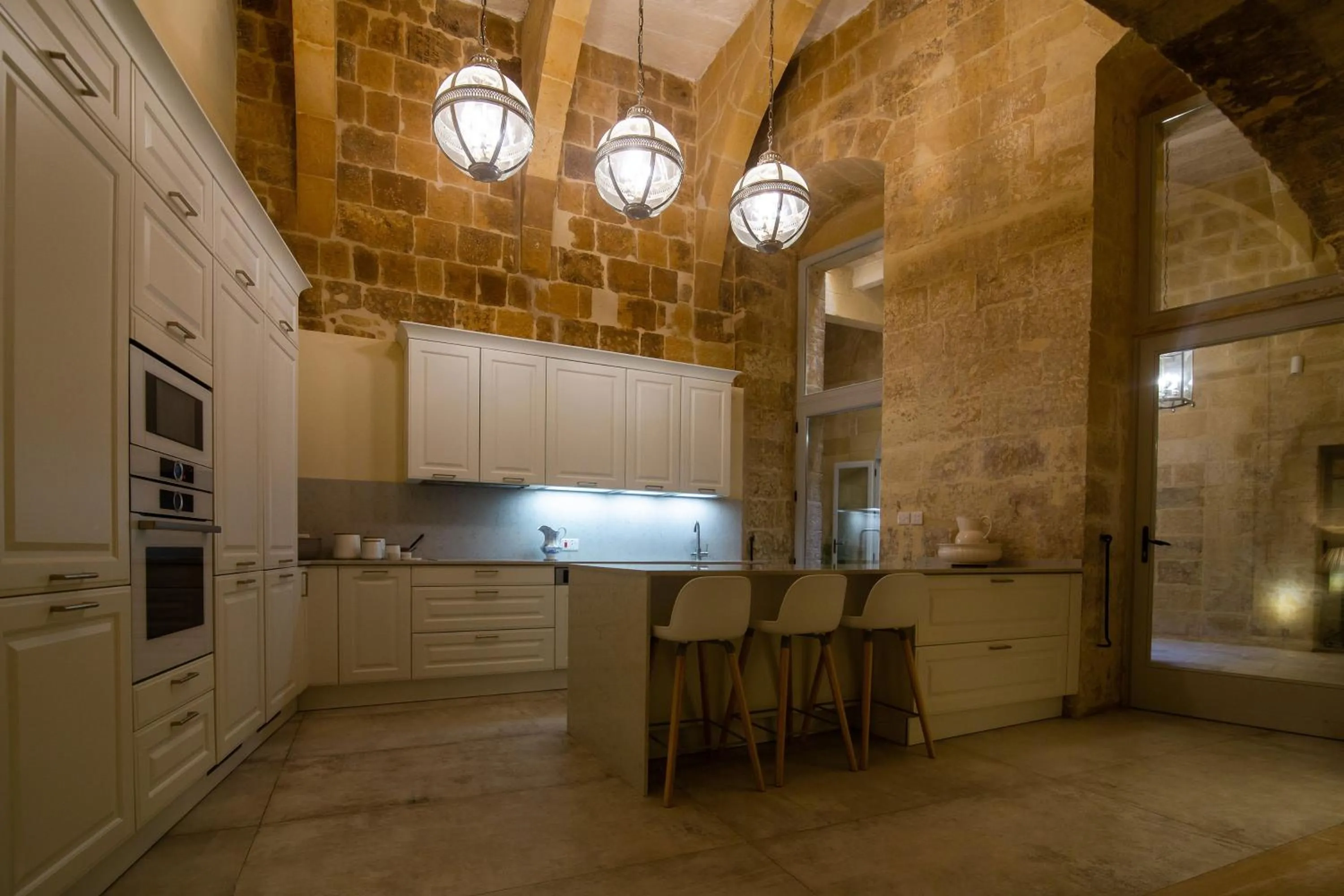 Kitchen or kitchenette in Palazzino Birgu Host Family Bed and Breakfast