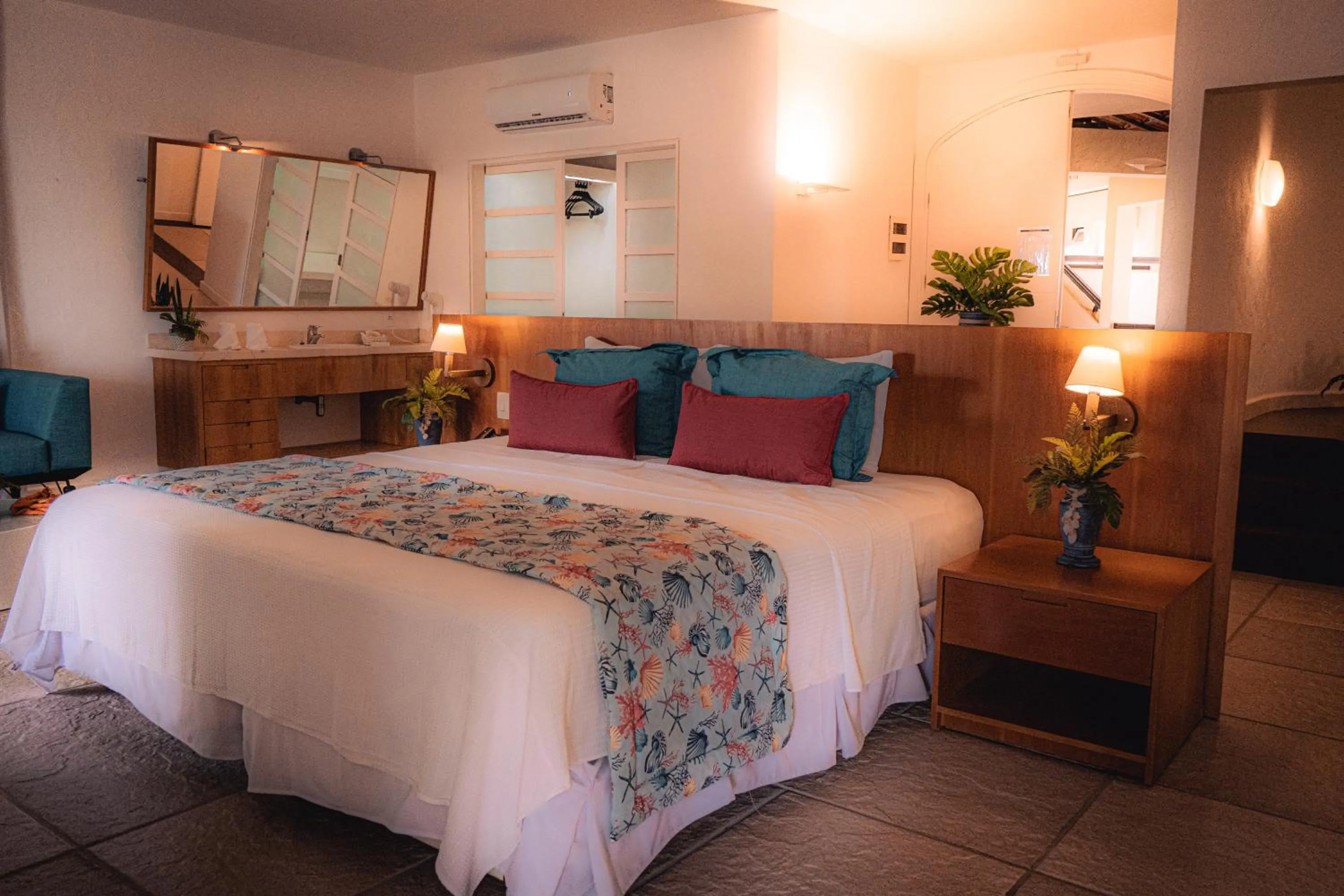 Photo of the whole room, Bed in Sun City Rota das Emoções