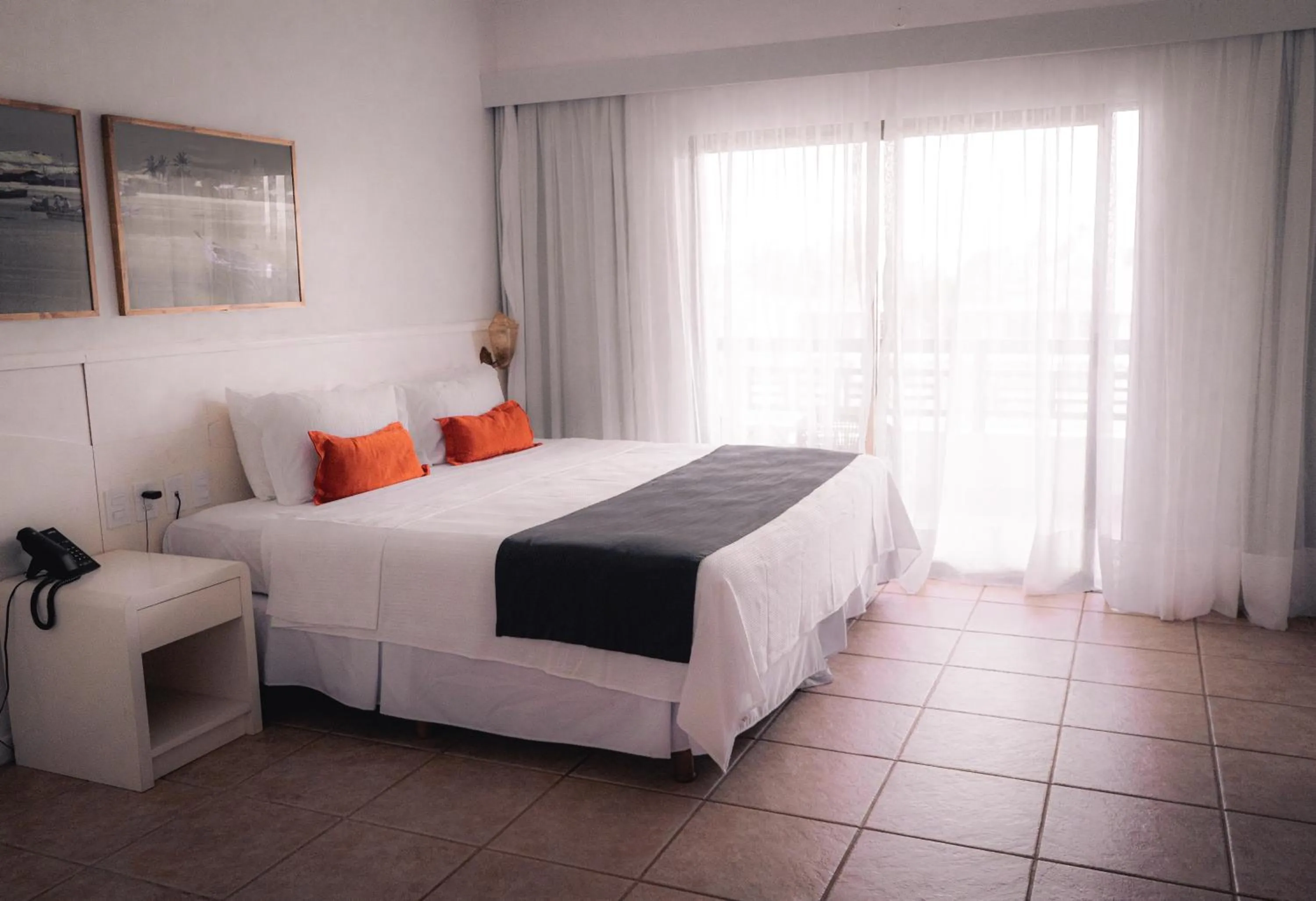 Photo of the whole room, Bed in Sun City Rota das Emoções