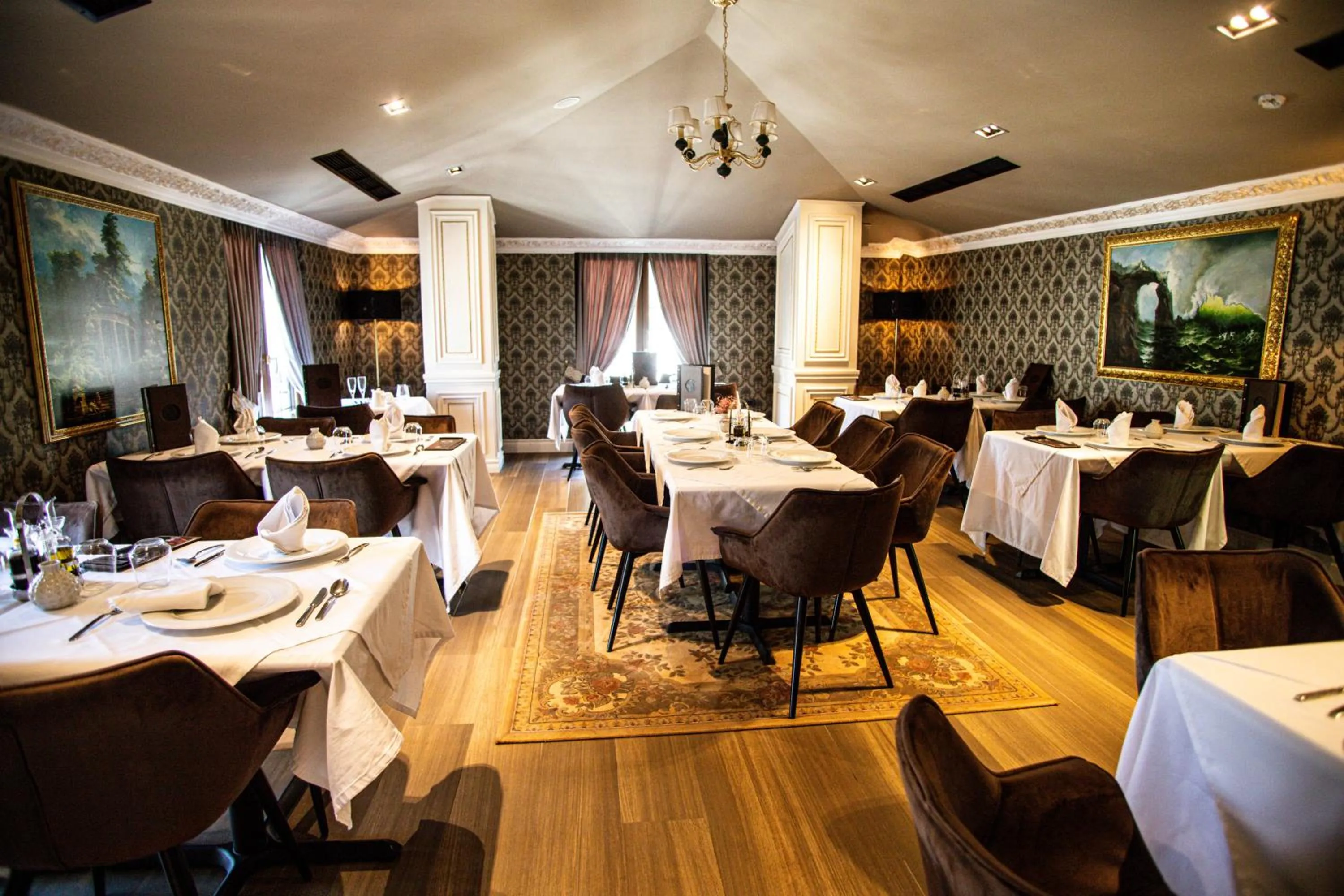 Restaurant/places to eat in Envy Hotel