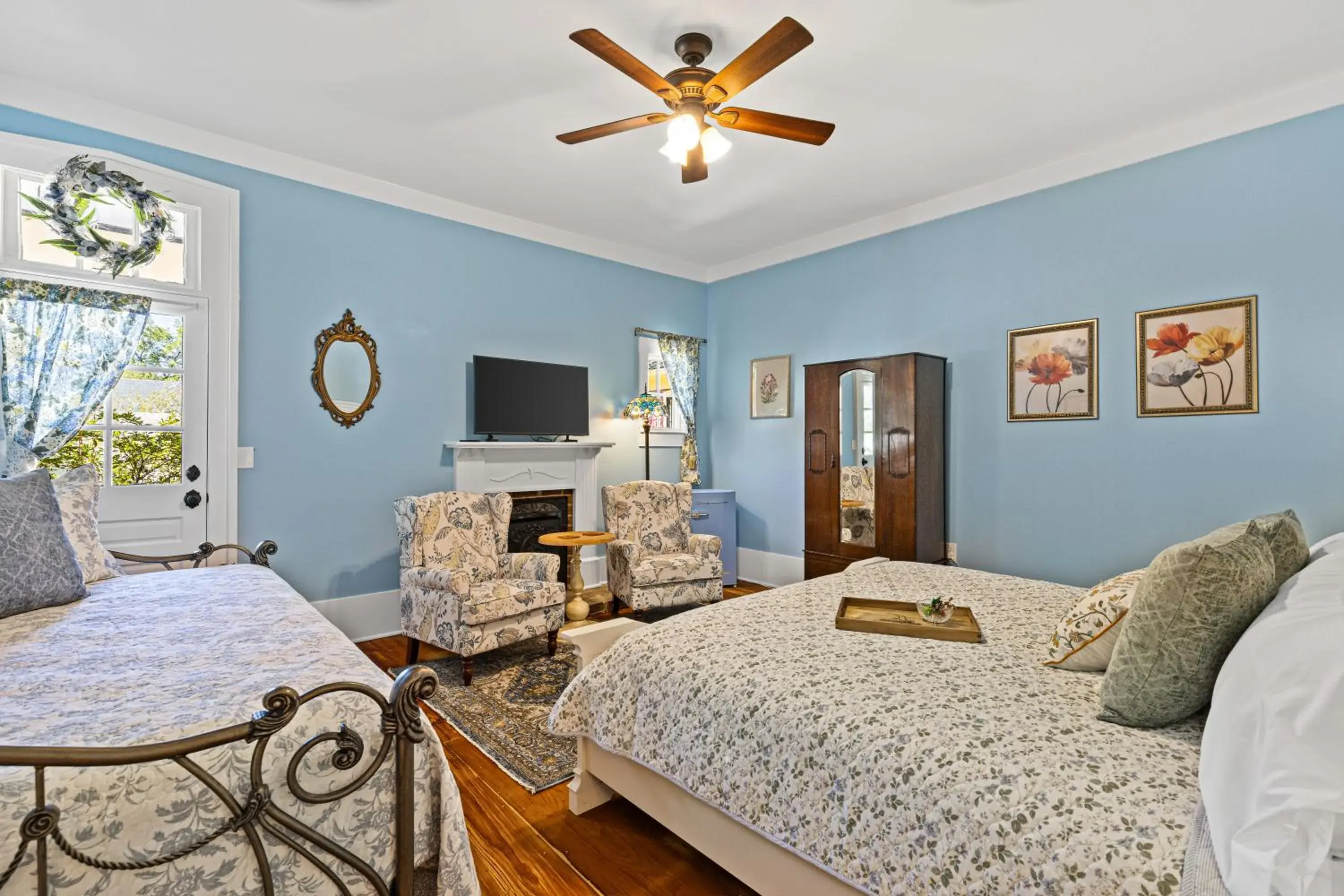 King Room with Balcony in The Steamboat Inn King Room with Balcony in The Steamboat Inn