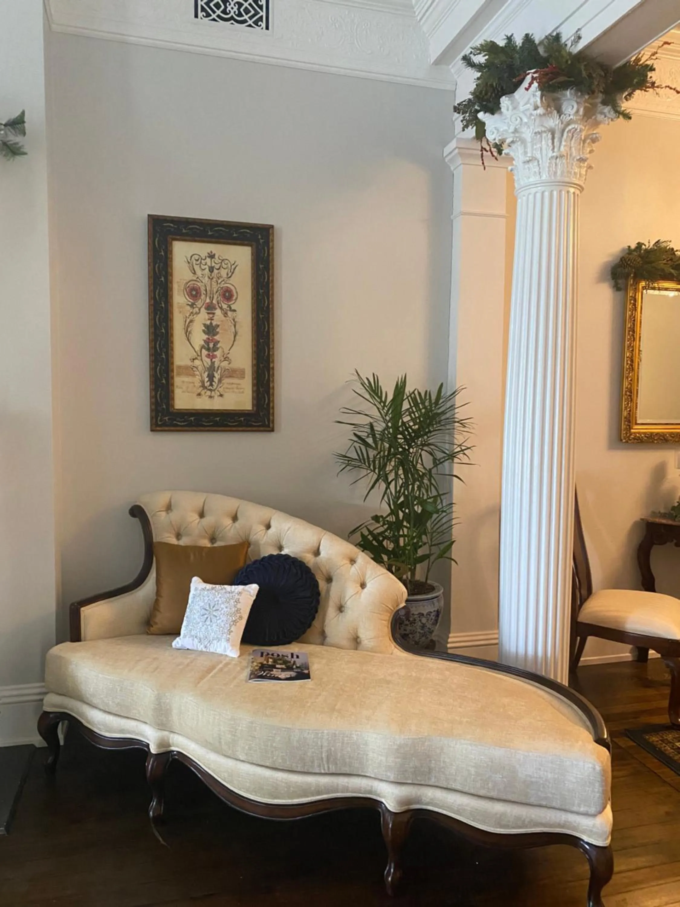 Living room in Belle Louise Historic Bed & Breakfast