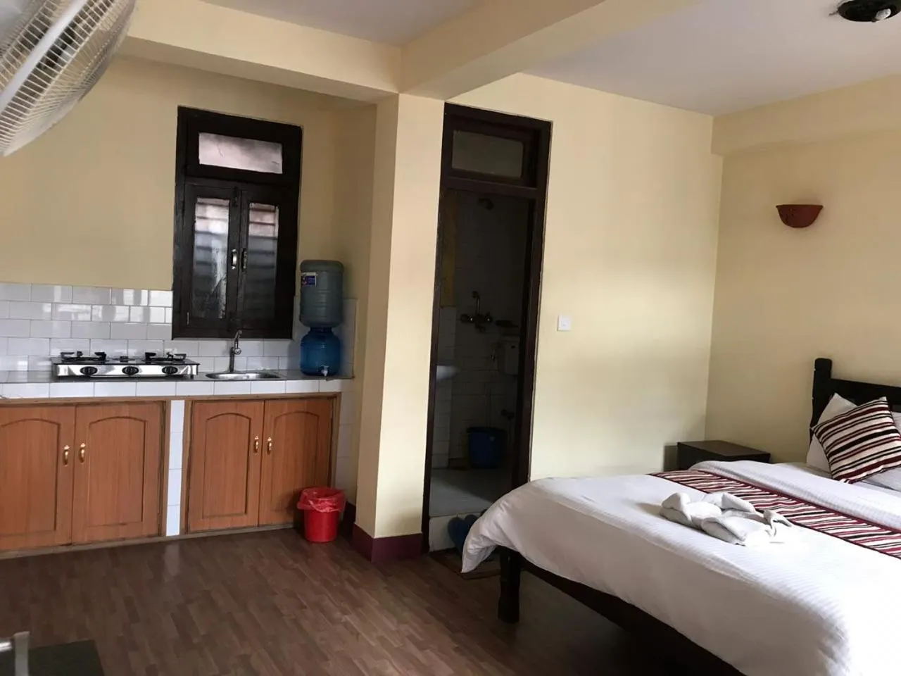 Kitchen or kitchenette, Bed in Hotel Yala Peak