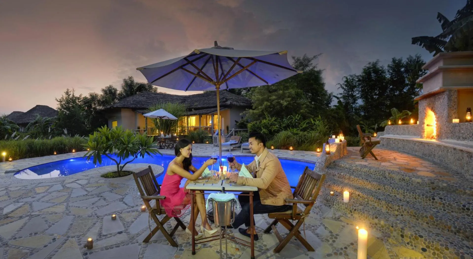 Swimming pool in Barahi Jungle Lodge