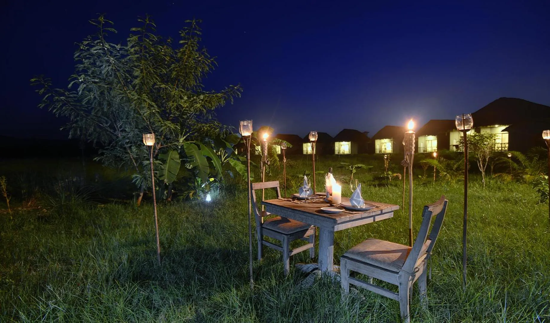 Dining area in Barahi Jungle Lodge