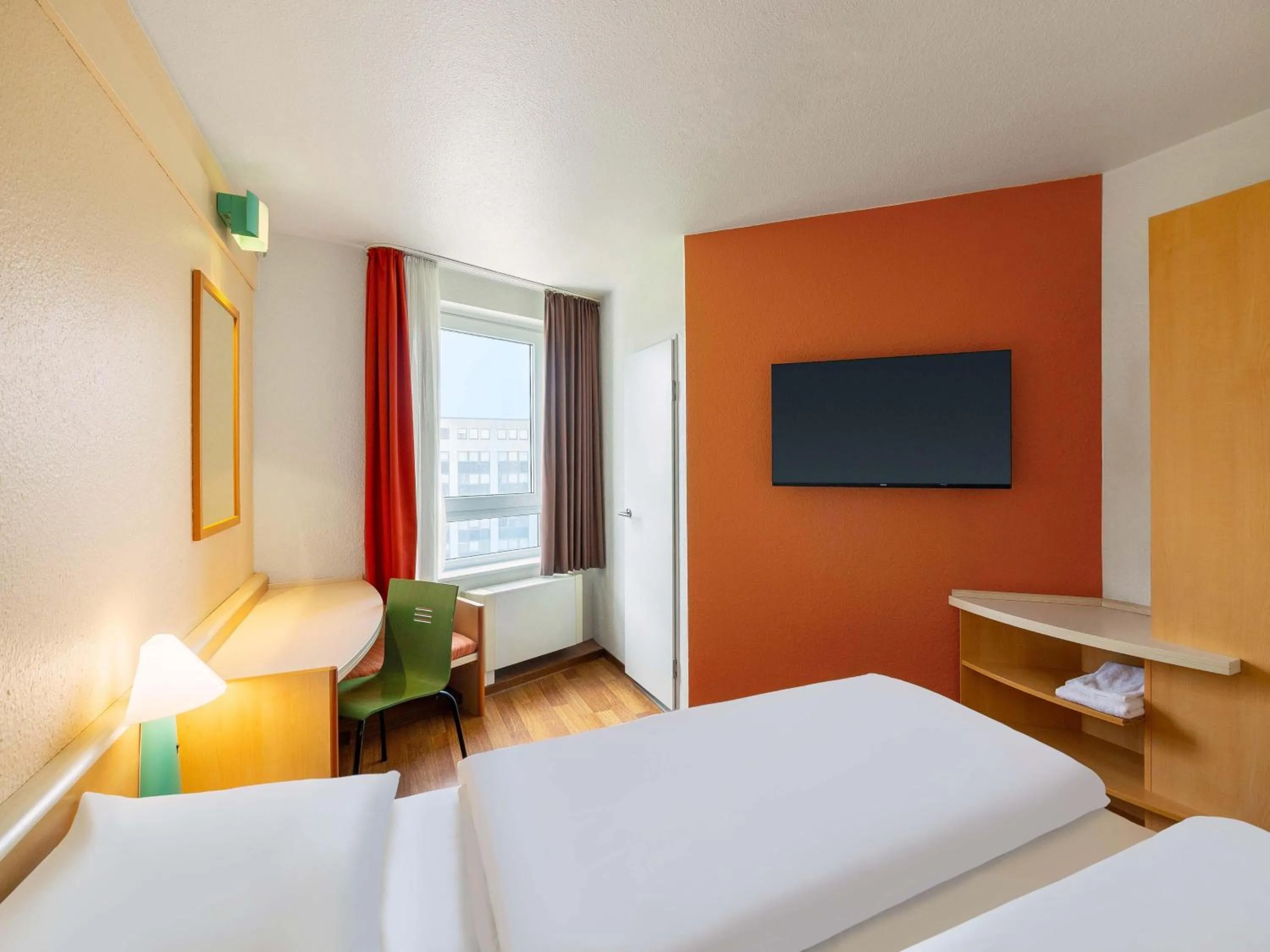 Photo of the whole room, Bed in B&B Hotel Bochum Hbf-Süd