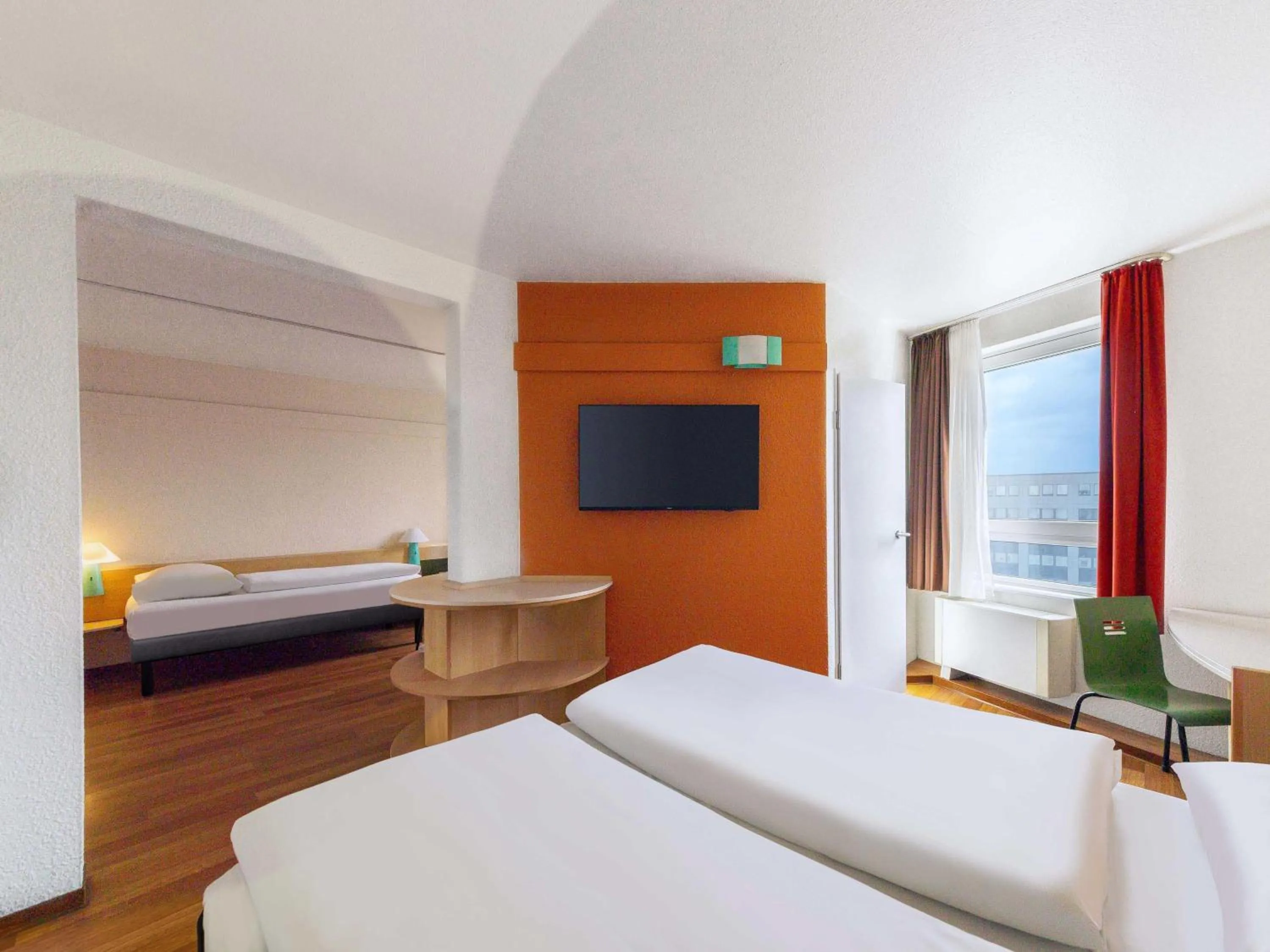 Photo of the whole room, Bed in B&B Hotel Bochum Hbf-Süd