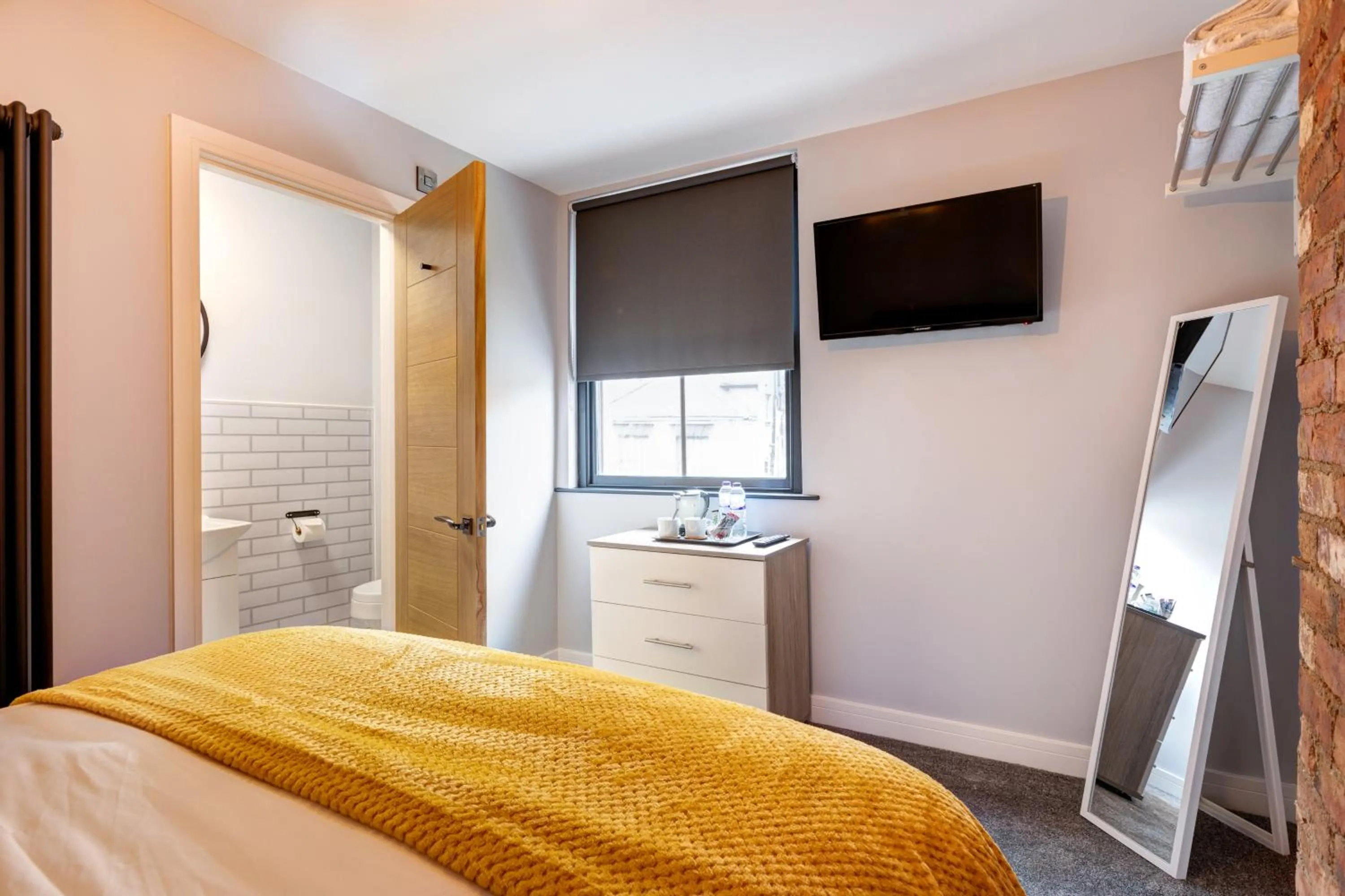 Bed in Bondgate Hotel East Midlands Airport