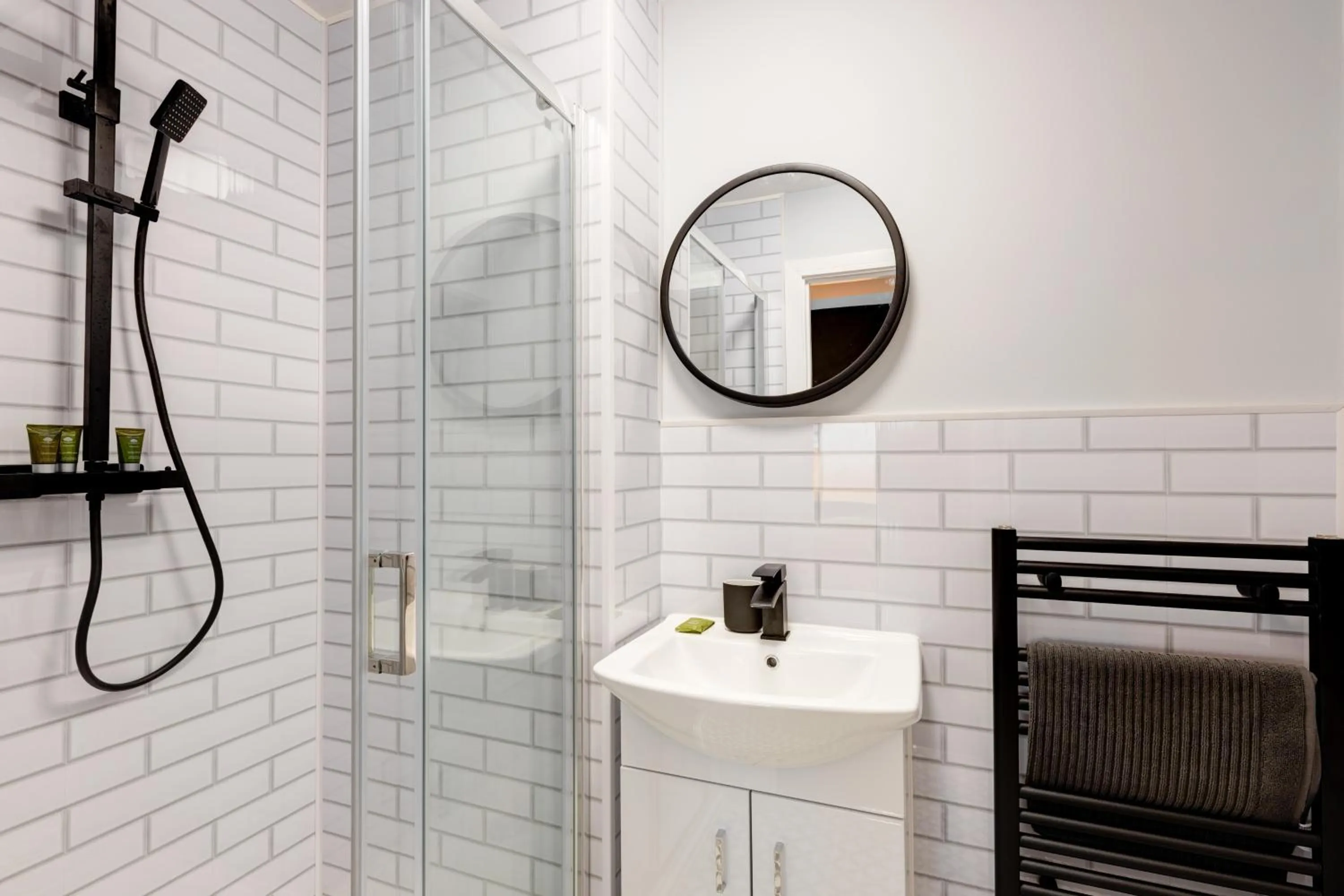 Bathroom in Bondgate Hotel East Midlands Airport