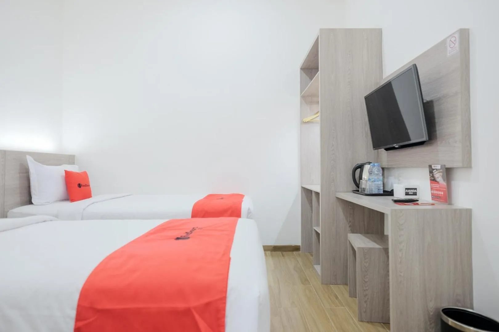 Bed in RedDoorz Plus @ Jalan Juanda Medan