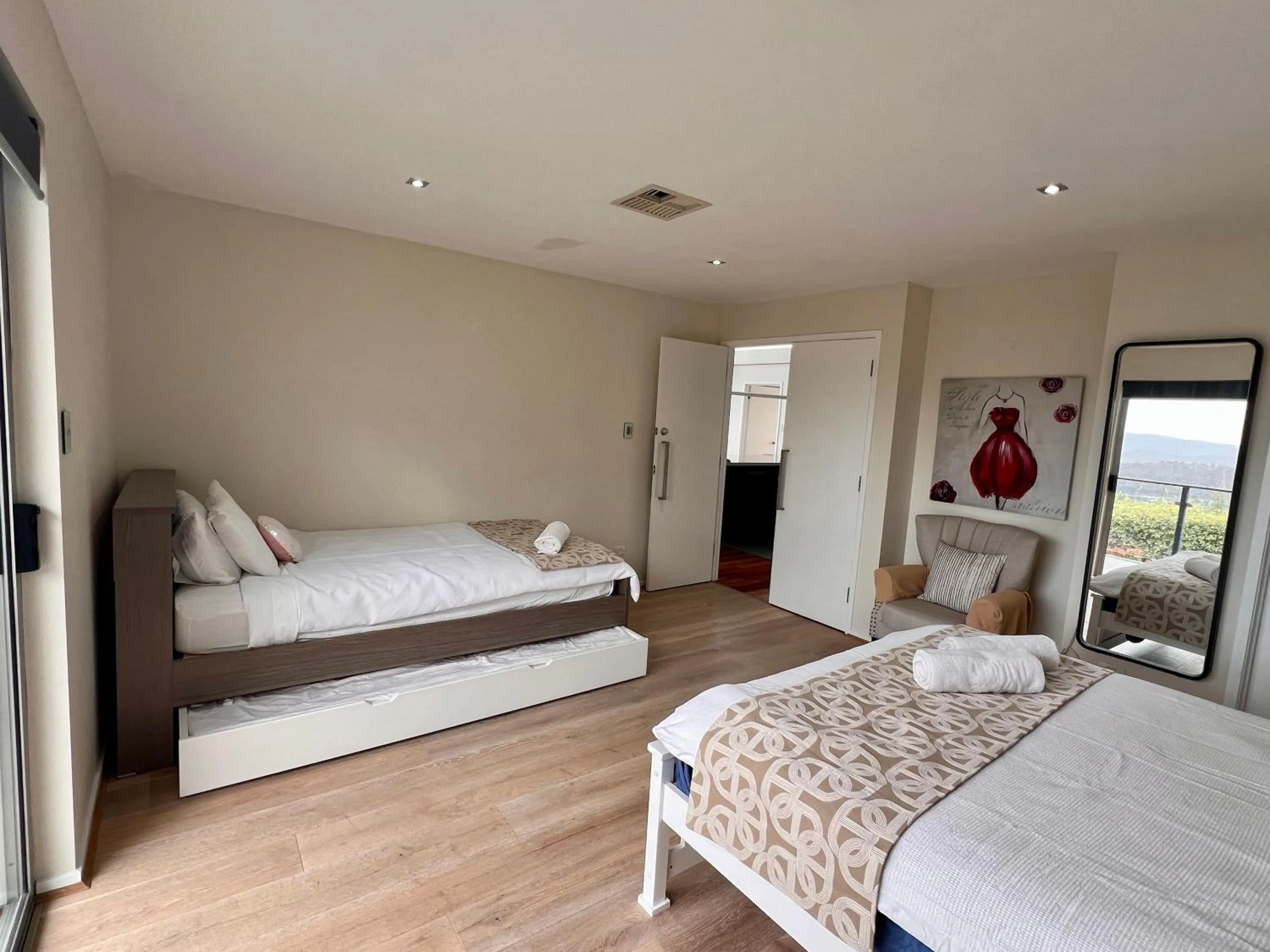 Photo of the whole room, Bed in Hobart View