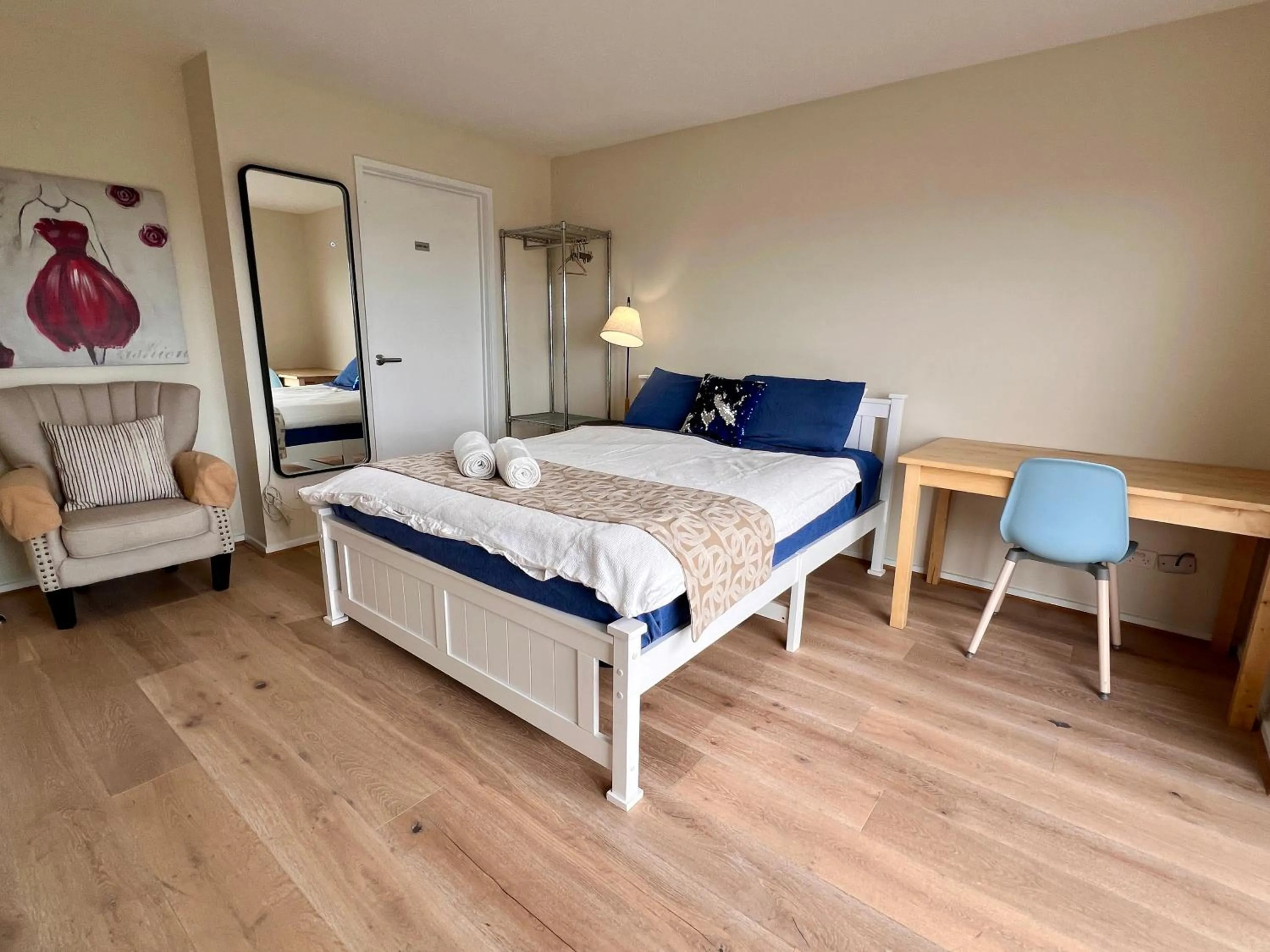 Photo of the whole room, Bed in Hobart View