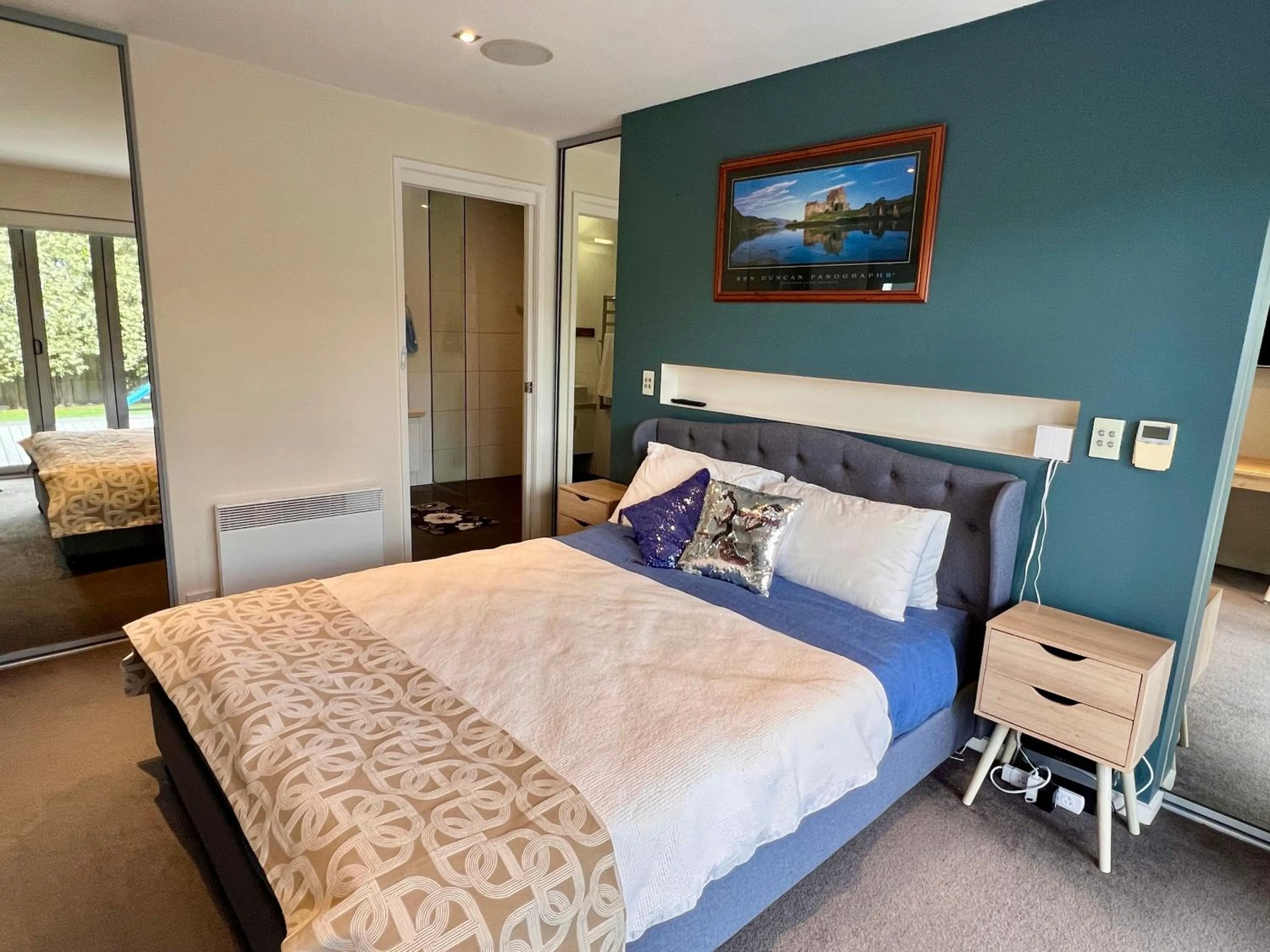 Photo of the whole room, Bed in Hobart View