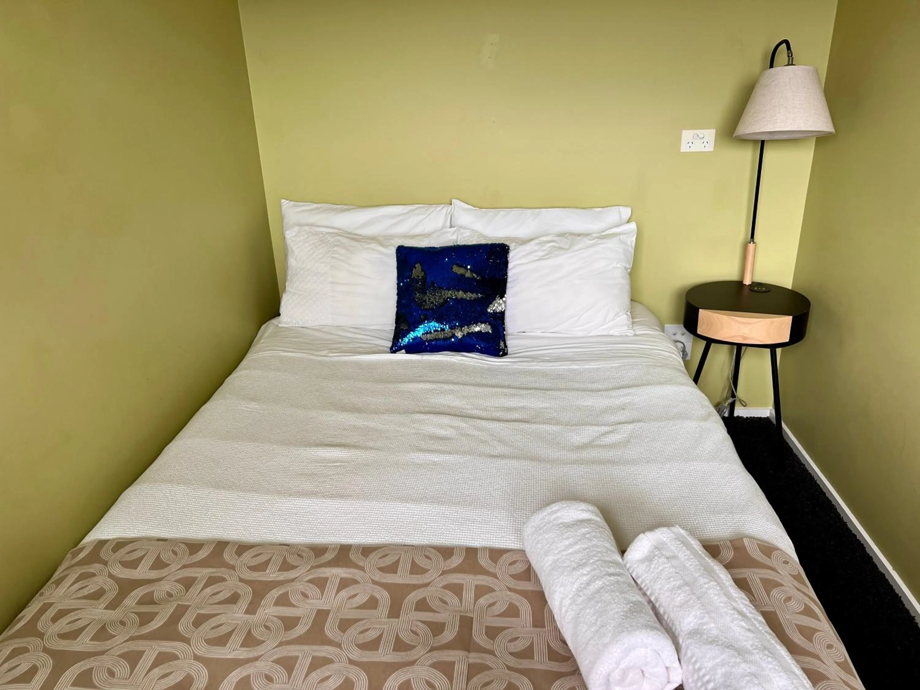 Photo of the whole room, Bed in Hobart View