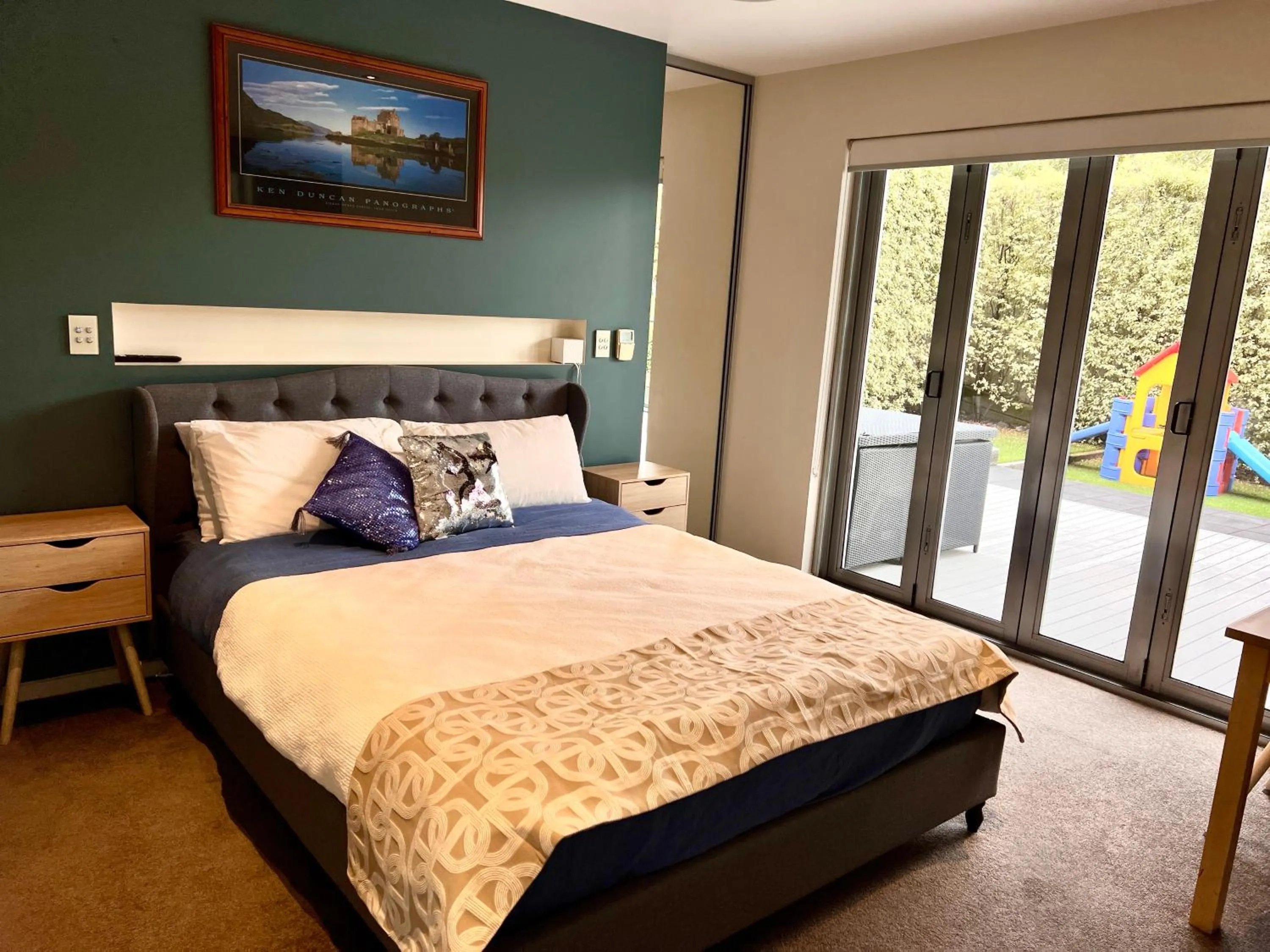 Photo of the whole room, Bed in Hobart View