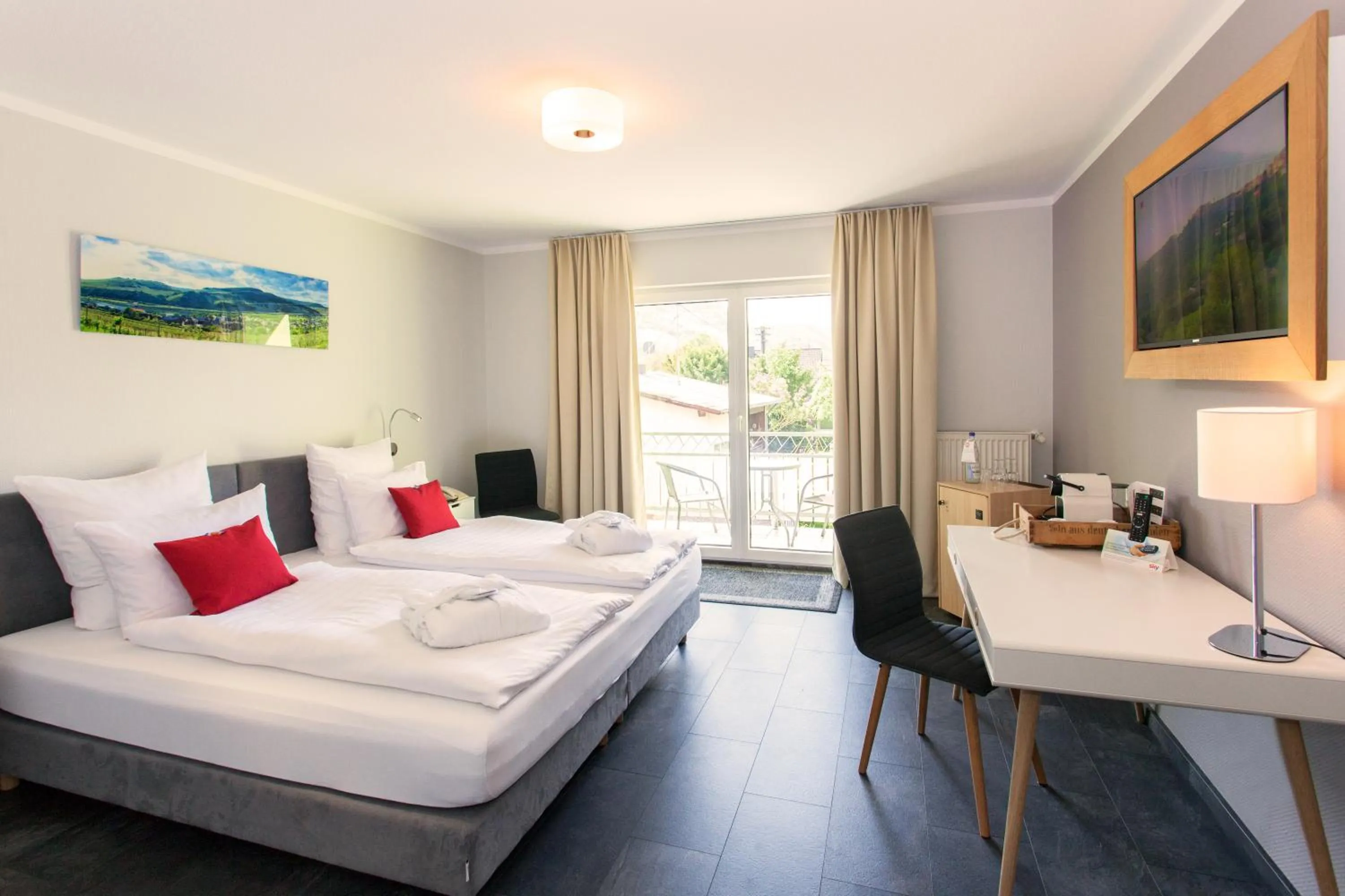 Bed in Moselhotel Weinhaus Simon `Sauna`Restaurant`ELadesäule