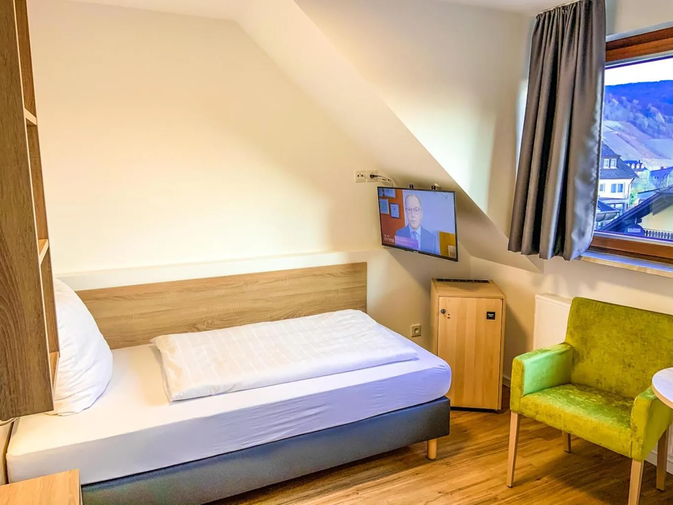 Bed in Moselhotel Weinhaus Simon `Sauna`Restaurant`ELadesäule