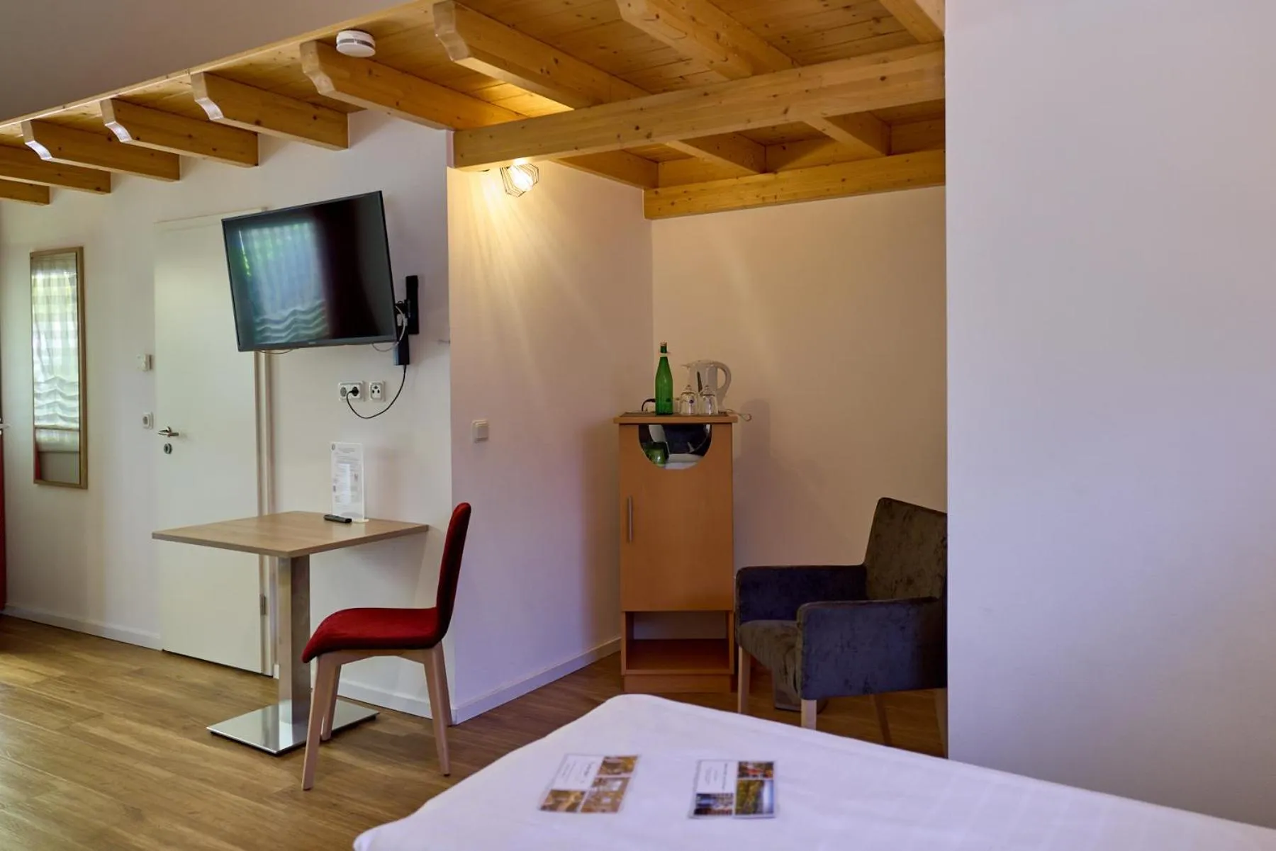 Photo of the whole room, Bed in Moselhotel Weinhaus Simon `Sauna`Restaurant`ELadesäule