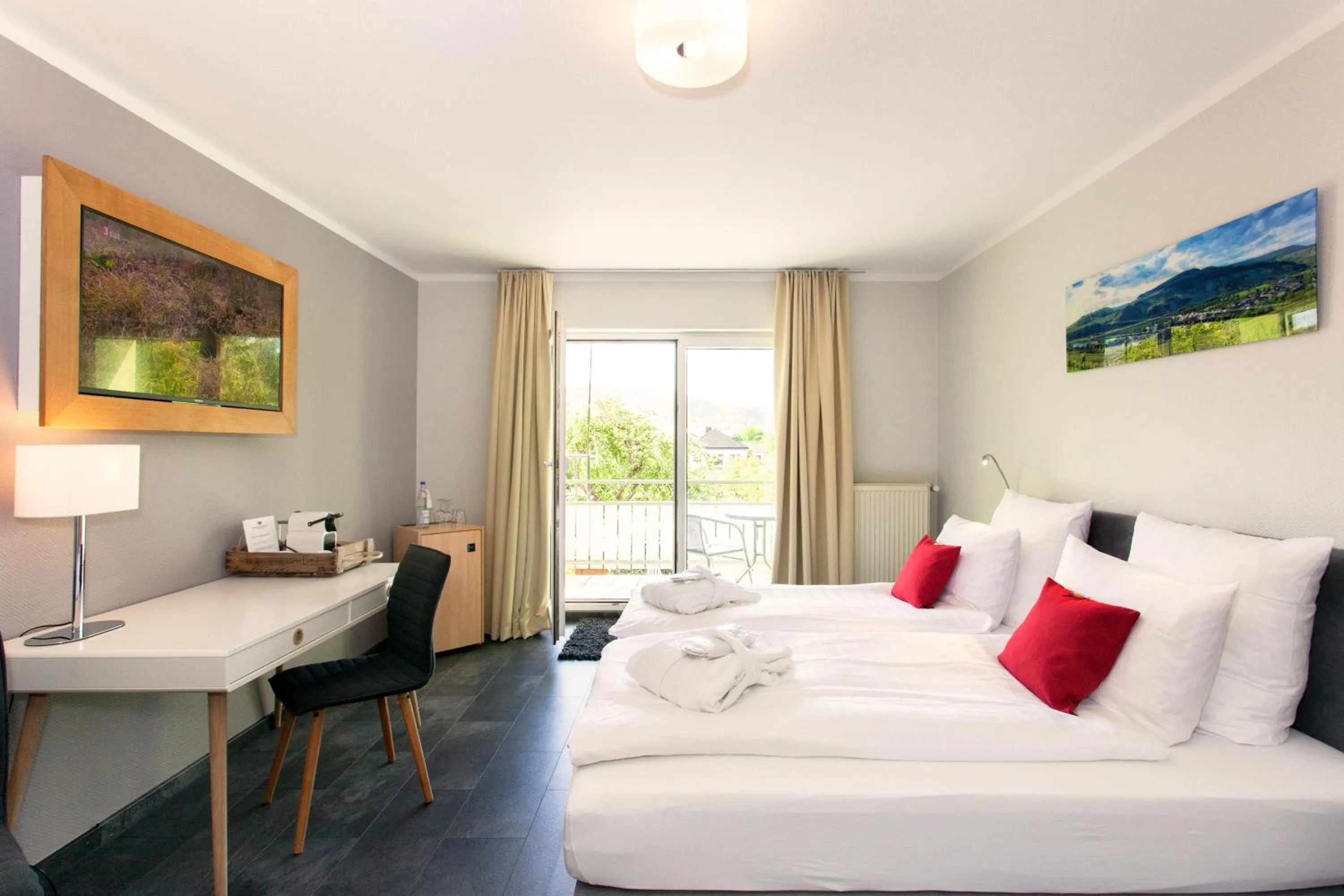 Coffee/tea facilities, Bed in Moselhotel Weinhaus Simon `Sauna`Restaurant`ELadesäule