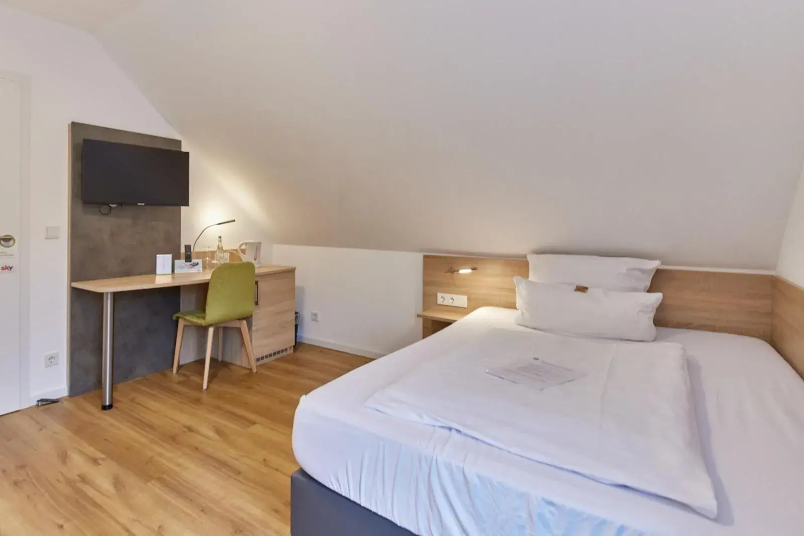 Deluxe Single Room with Balcony - single occupancy in Moselhotel Weinhaus Simon `Sauna`Restaurant`ELadesäule Deluxe Single Room with Balcony - single occupancy in Moselhotel Weinhaus Simon `Sauna`Restaurant`ELadesäule