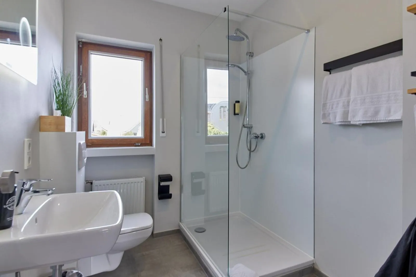 Toilet in Moselhotel Weinhaus Simon `Sauna`Restaurant`ELadesäule