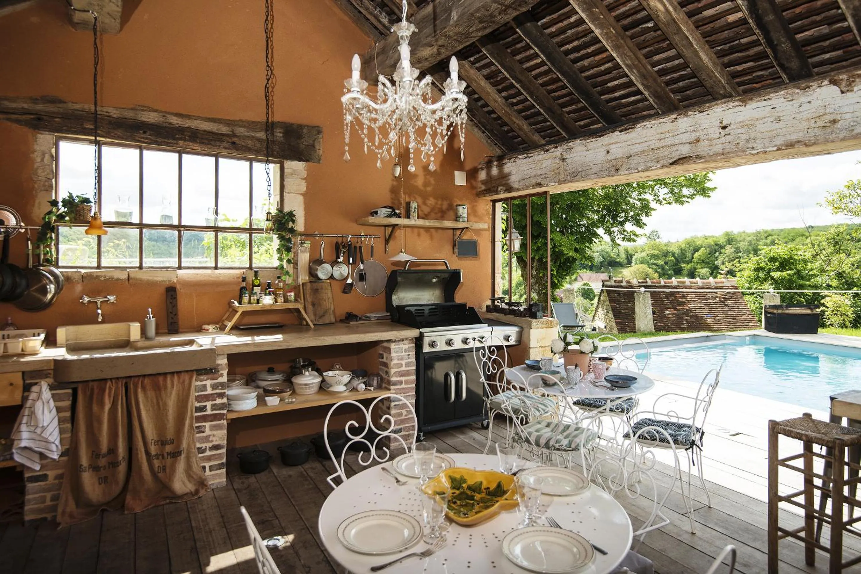 Pool view in Le Domaine des Carriers - Gites