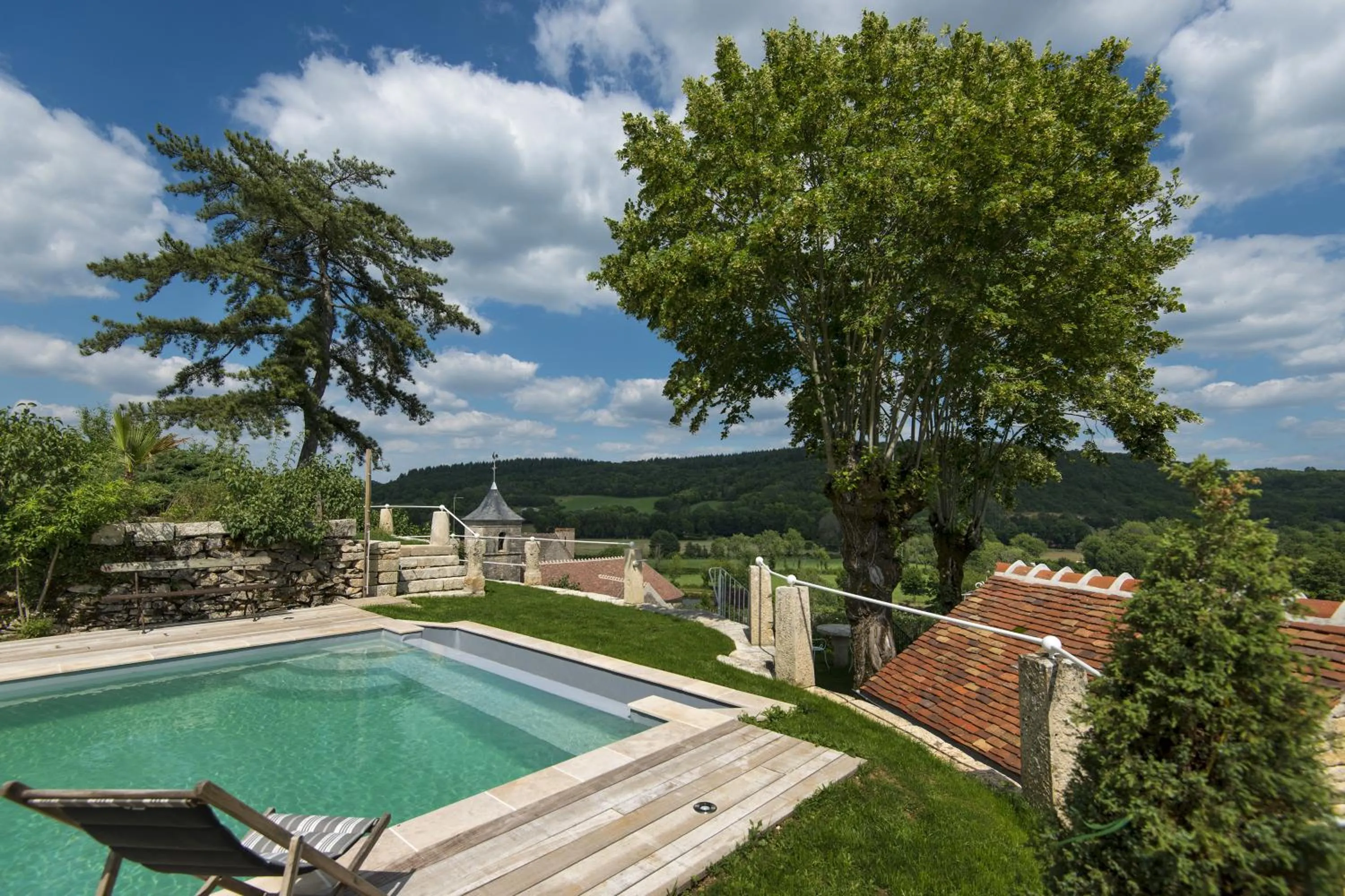 Pool view in Le Domaine des Carriers - Gites