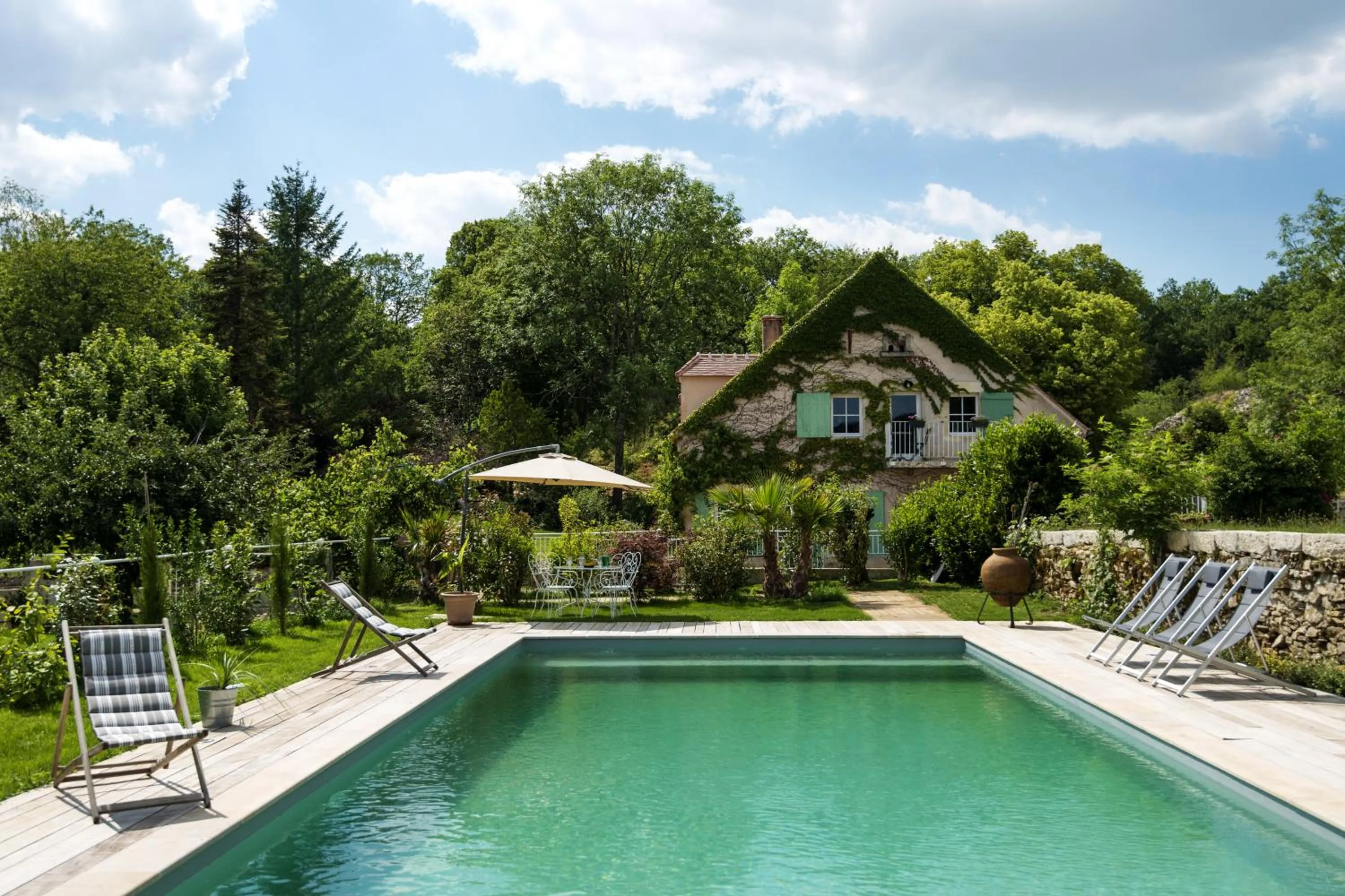 Pool view in Le Domaine des Carriers - Gites