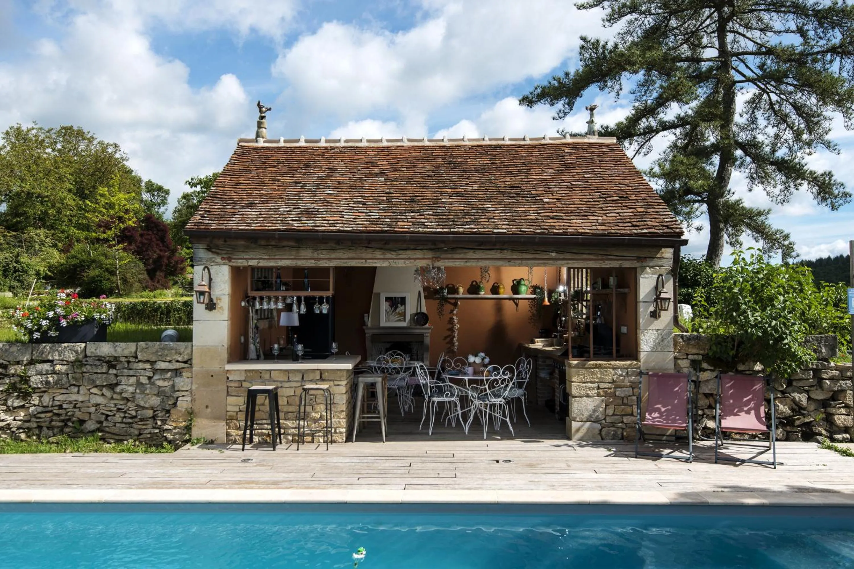 Pool view in Le Domaine des Carriers - Gites