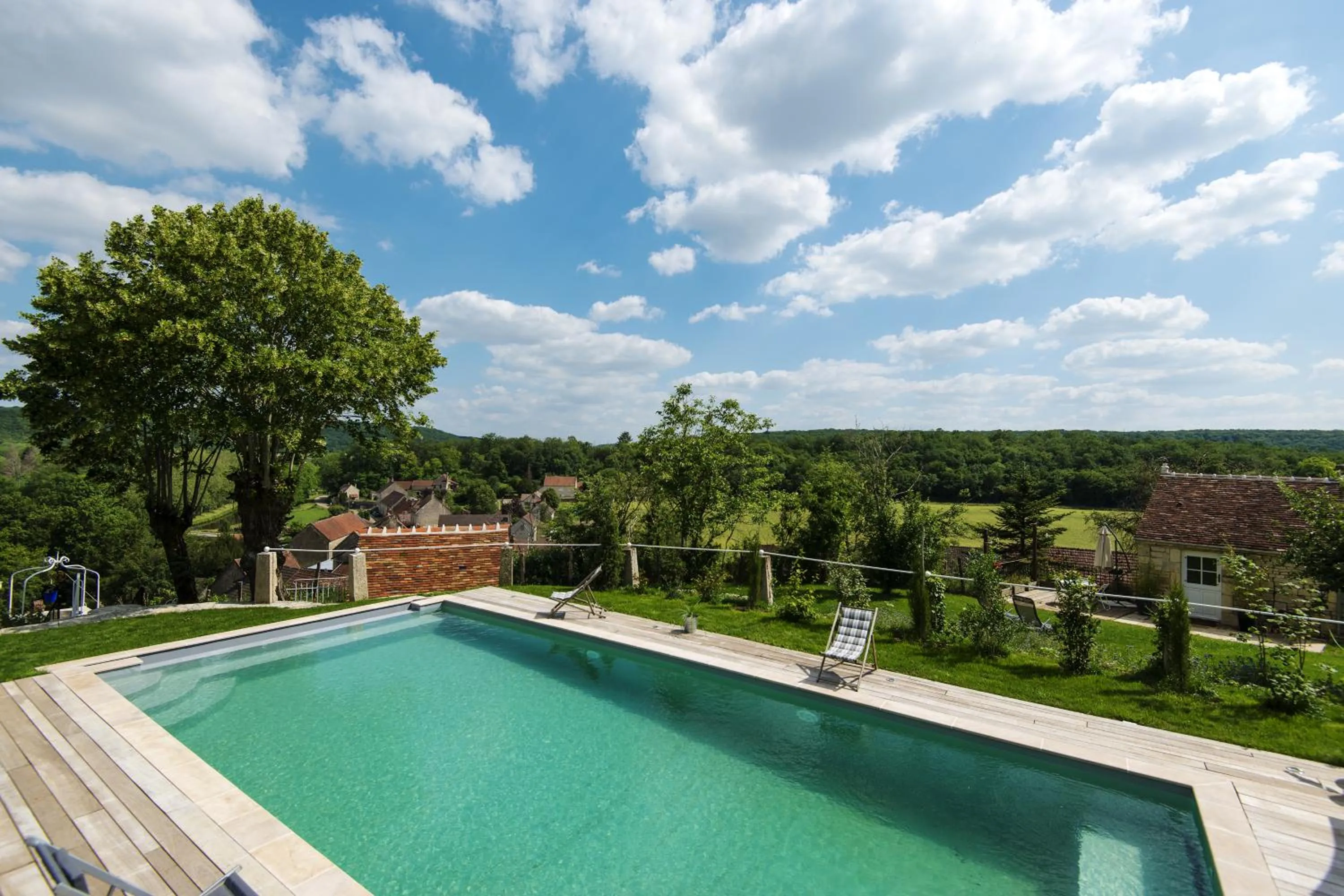 Pool view in Le Domaine des Carriers - Gites